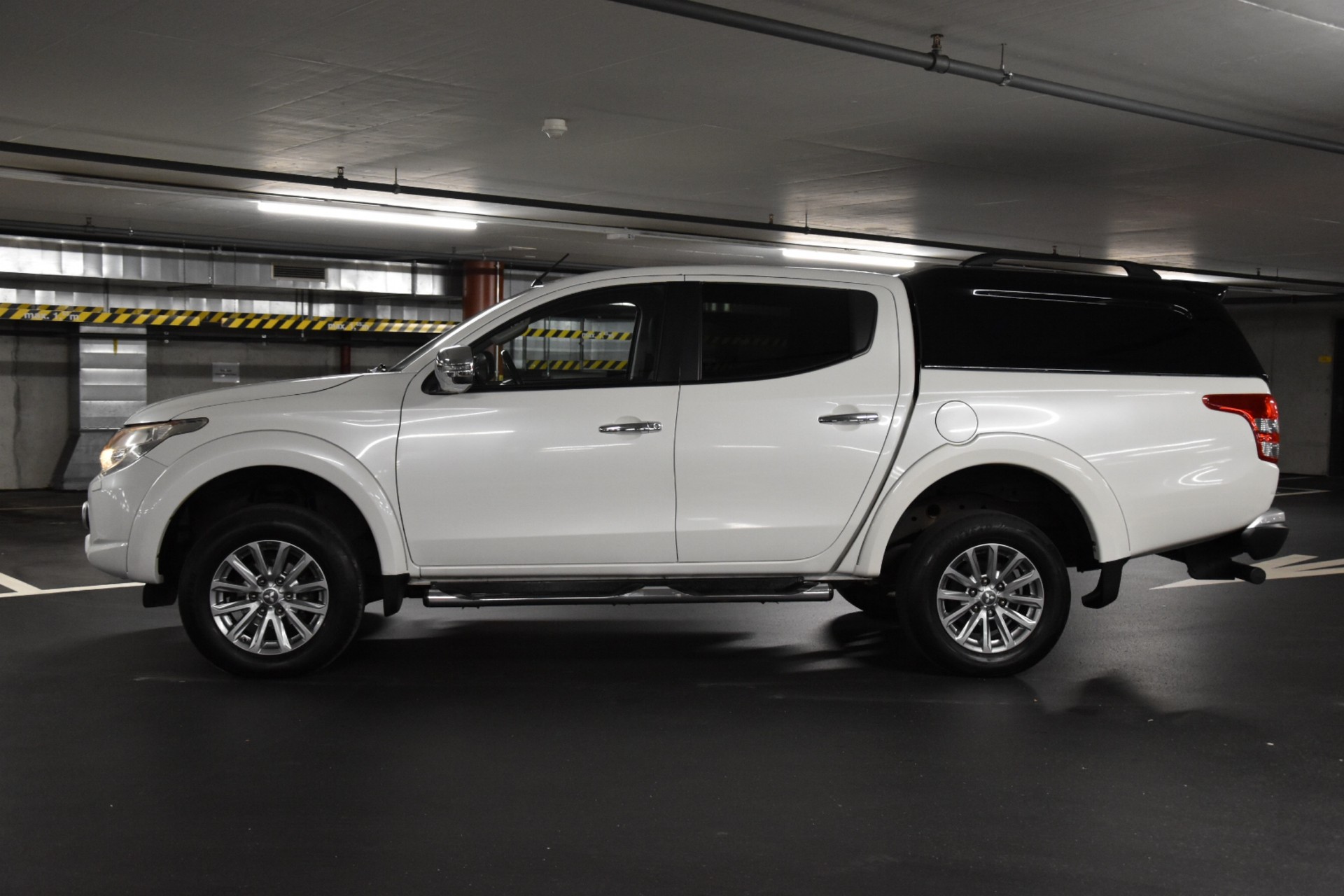 MITSUBISHI L 200 2.4 Style Double Cab A-showroom-element-2