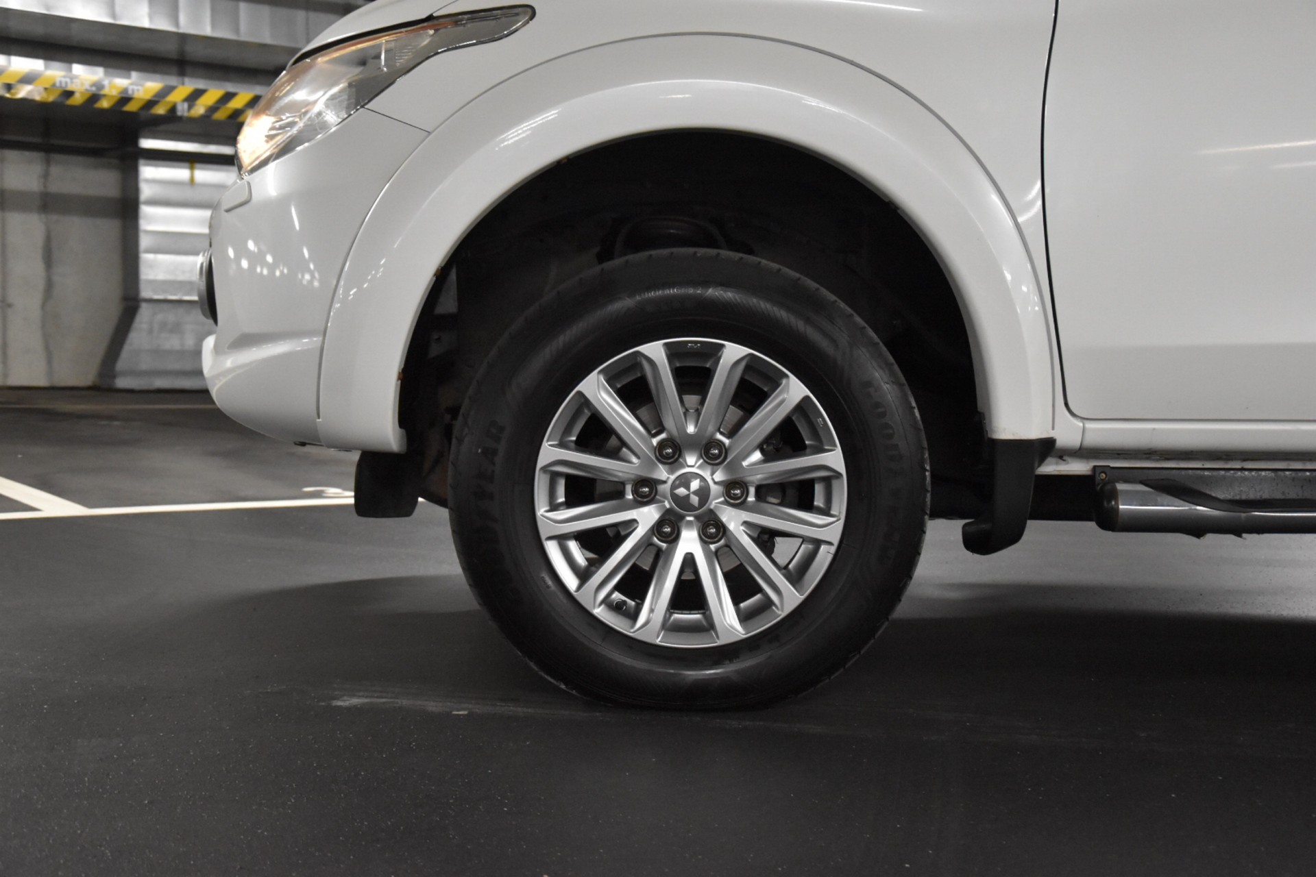 MITSUBISHI L 200 2.4 Style Double Cab A-showroom-element-1