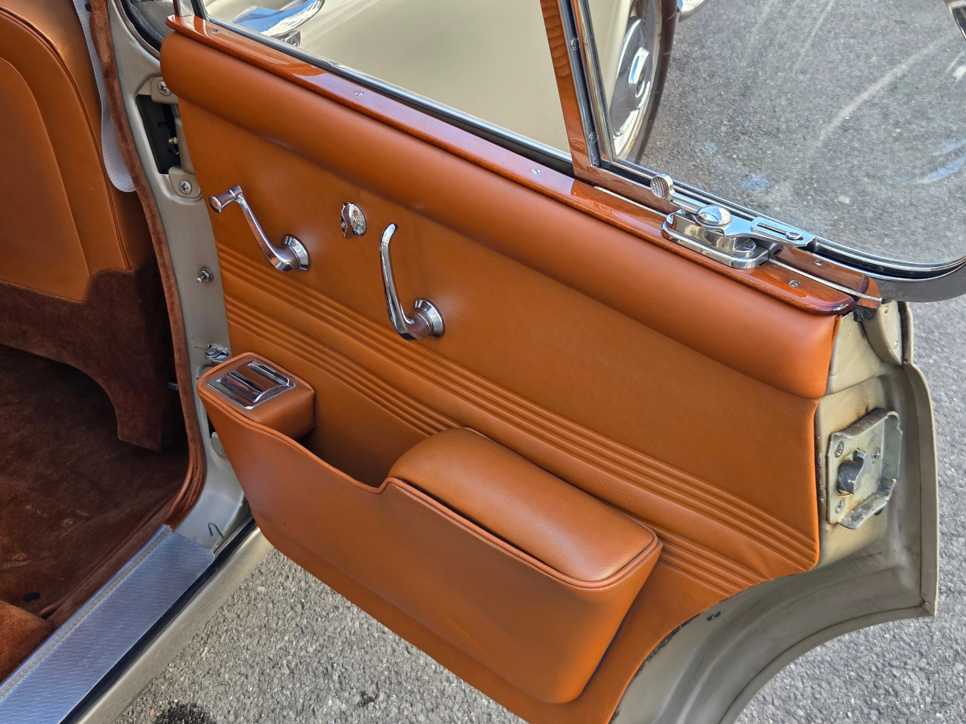 DAIMLER 420 Sovereign - voiture CH - boîte mécanique - Overdrive - rarissime - superbe état - expertisée vétéran 10.24.-image-13