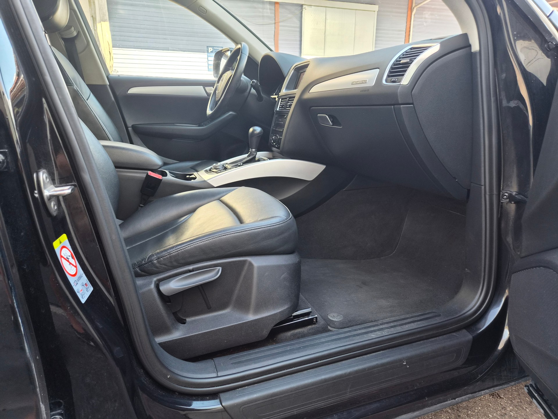 AUDI Q5 2.0 TFSI quattro S-tronic-image-12