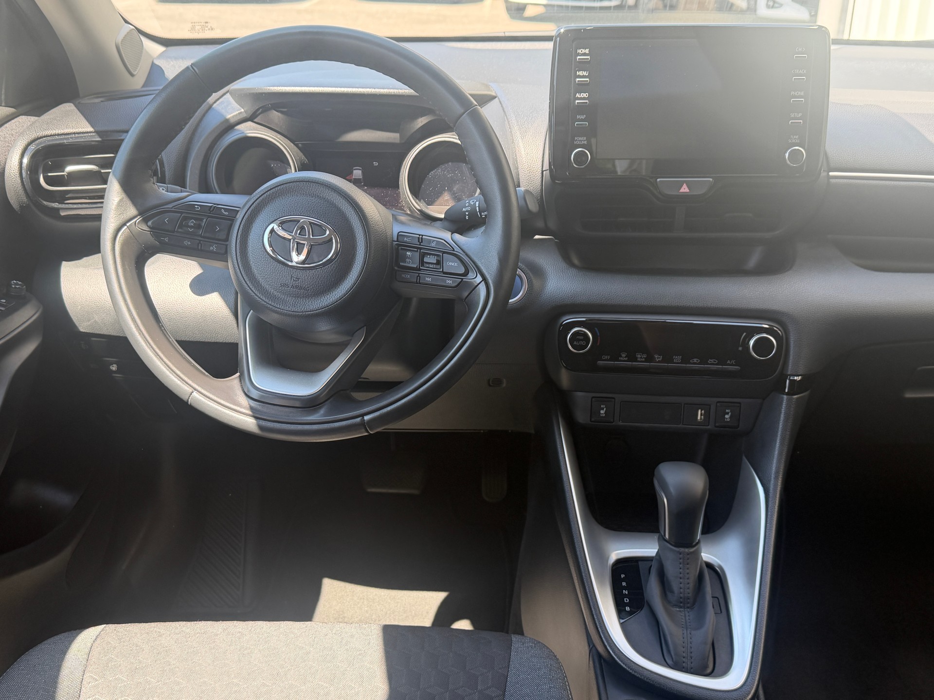TOYOTA Yaris 1.5 Trend e-CVT-image-8