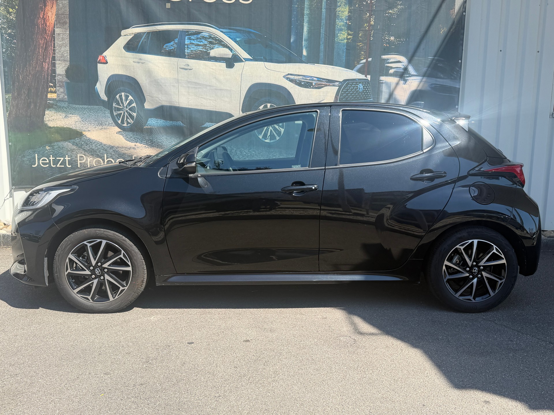 TOYOTA Yaris 1.5 Trend e-CVT-showroom-element-1
