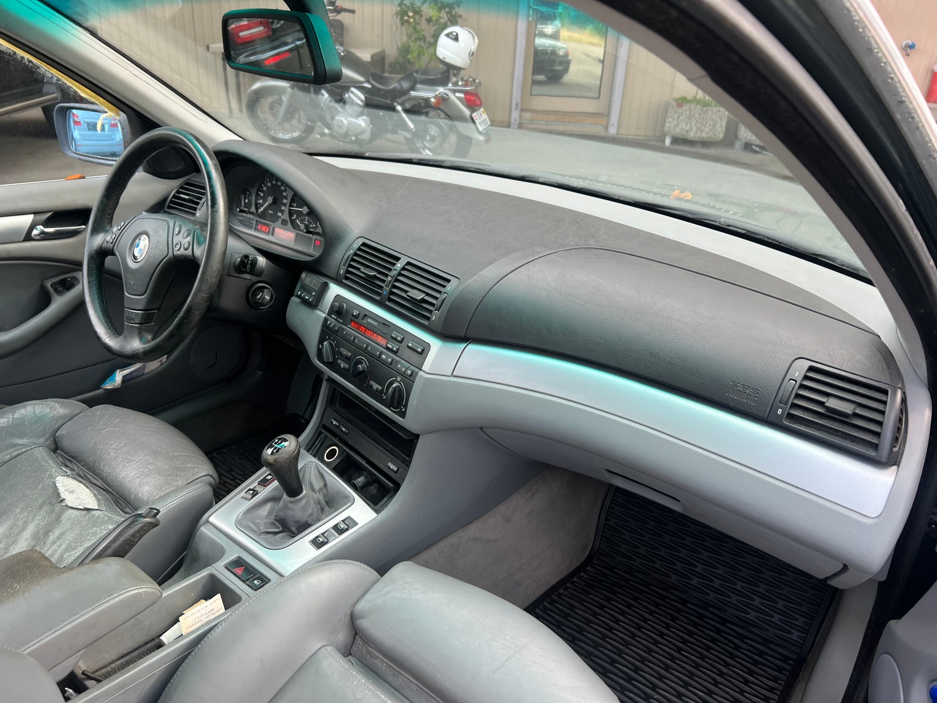 BMW 328i-image-10