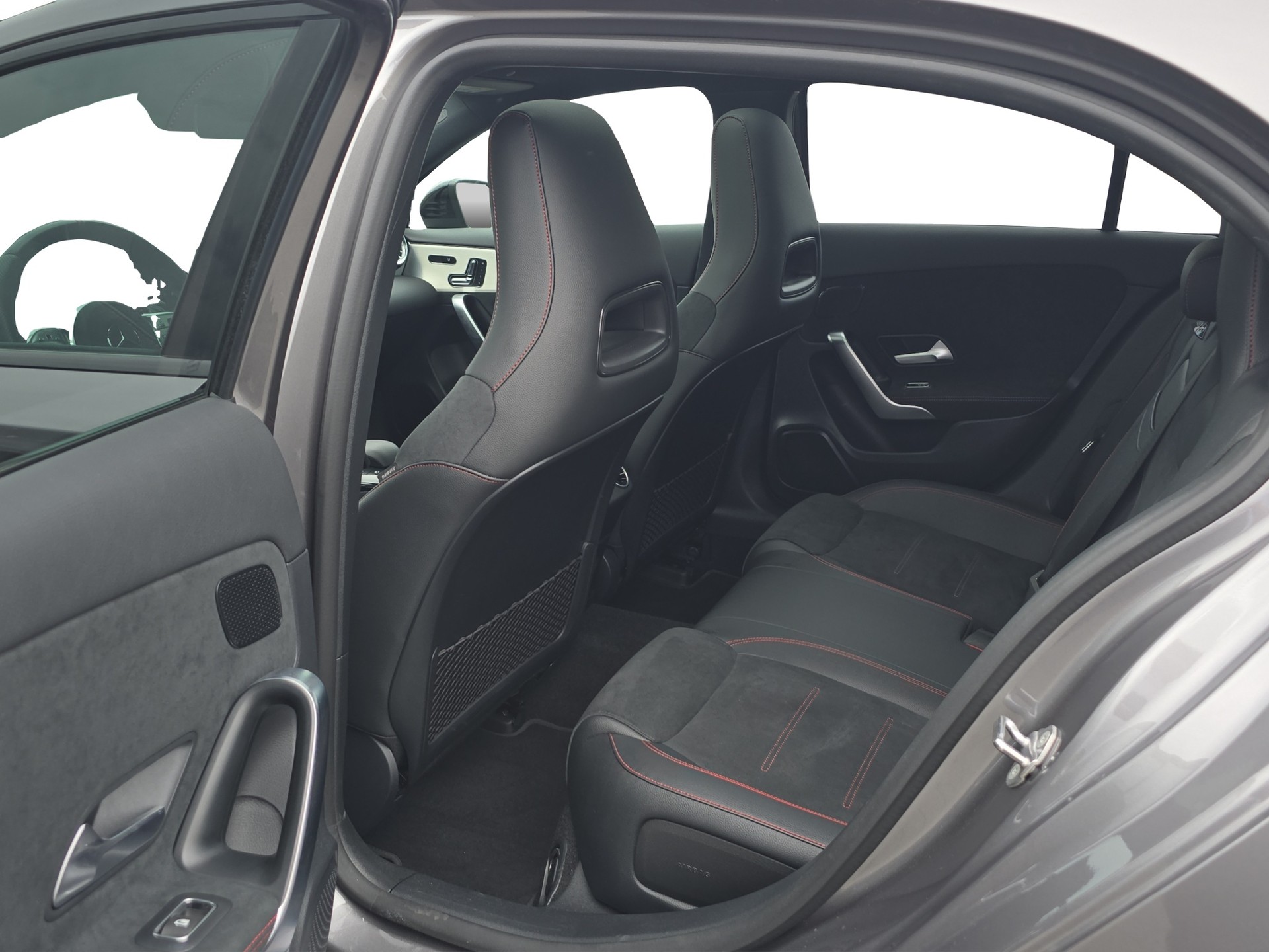 MERCEDES-BENZ A 35 AMG 4Matic Speedshift-image-9