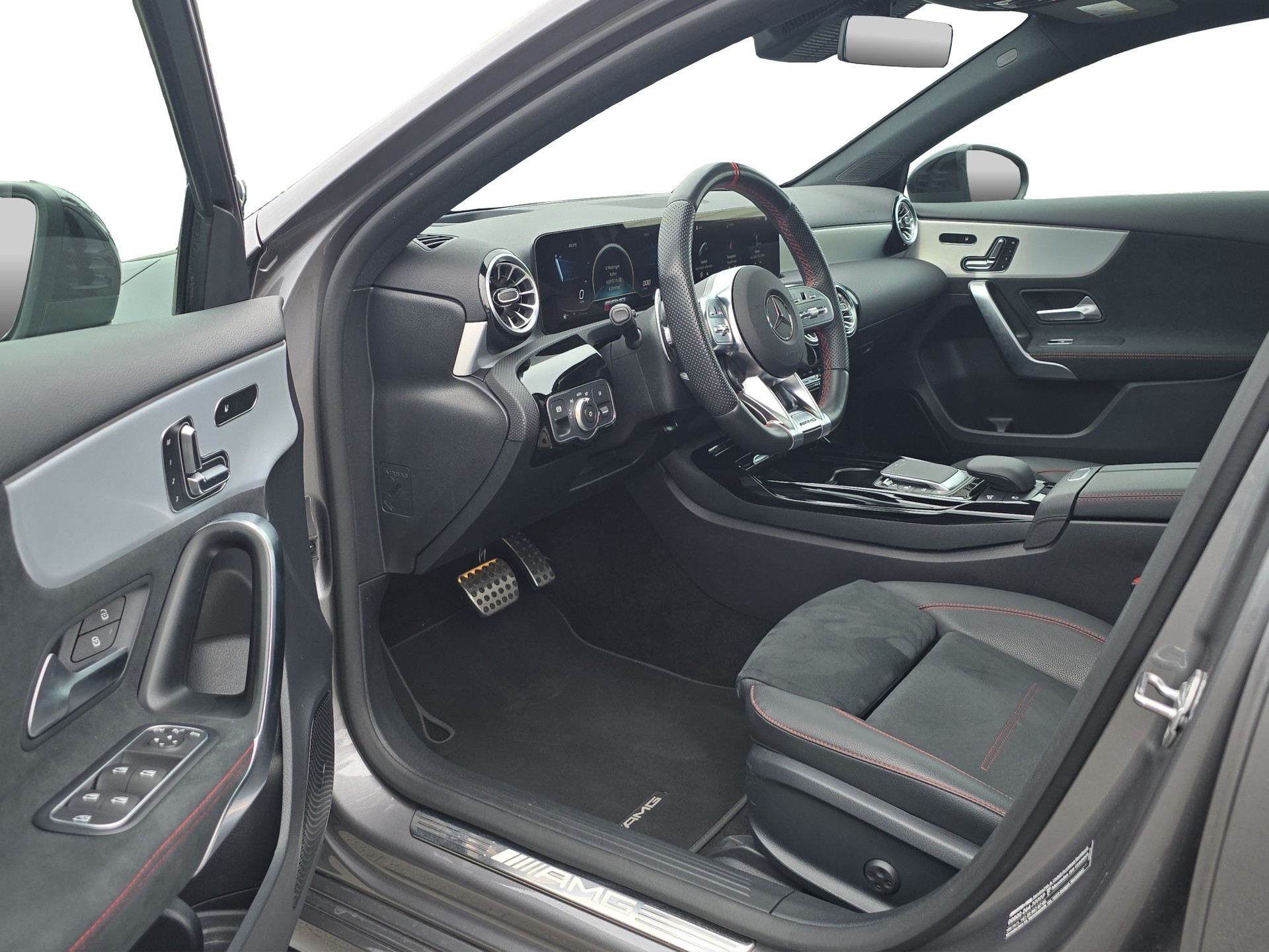 MERCEDES-BENZ A 35 AMG 4Matic Speedshift-image-6
