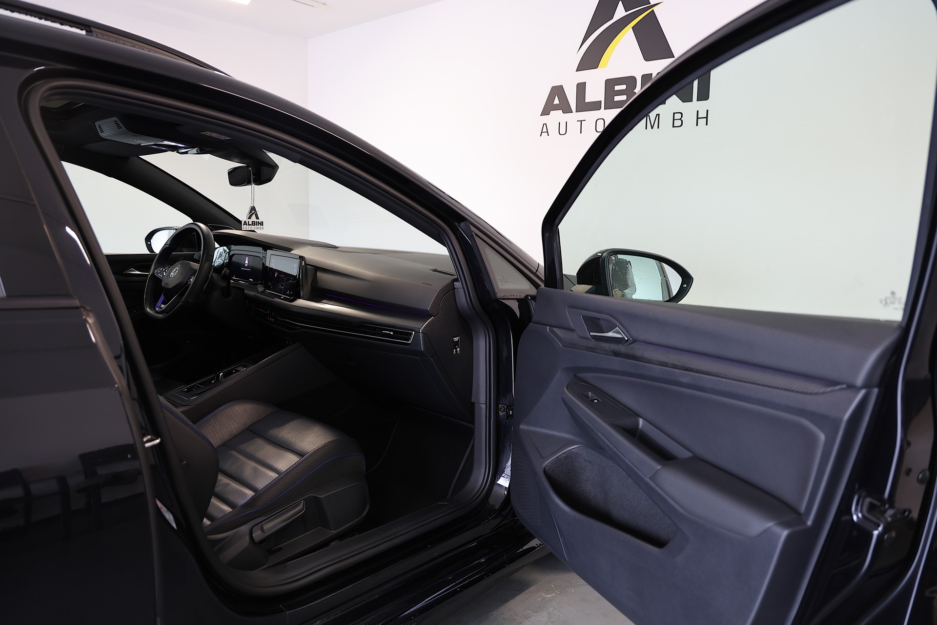 VW Golf VIII Variant 2.0 TSI R DSG 4motion-image-12