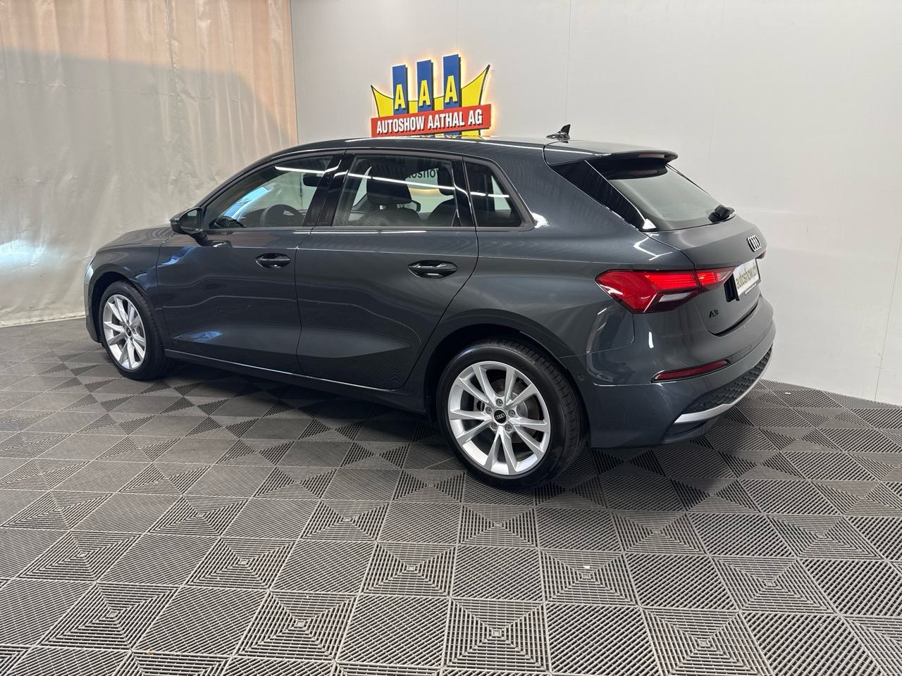 AUDI A3 Sportback 35 TFSI Attraction S-tronic-showroom-element-1