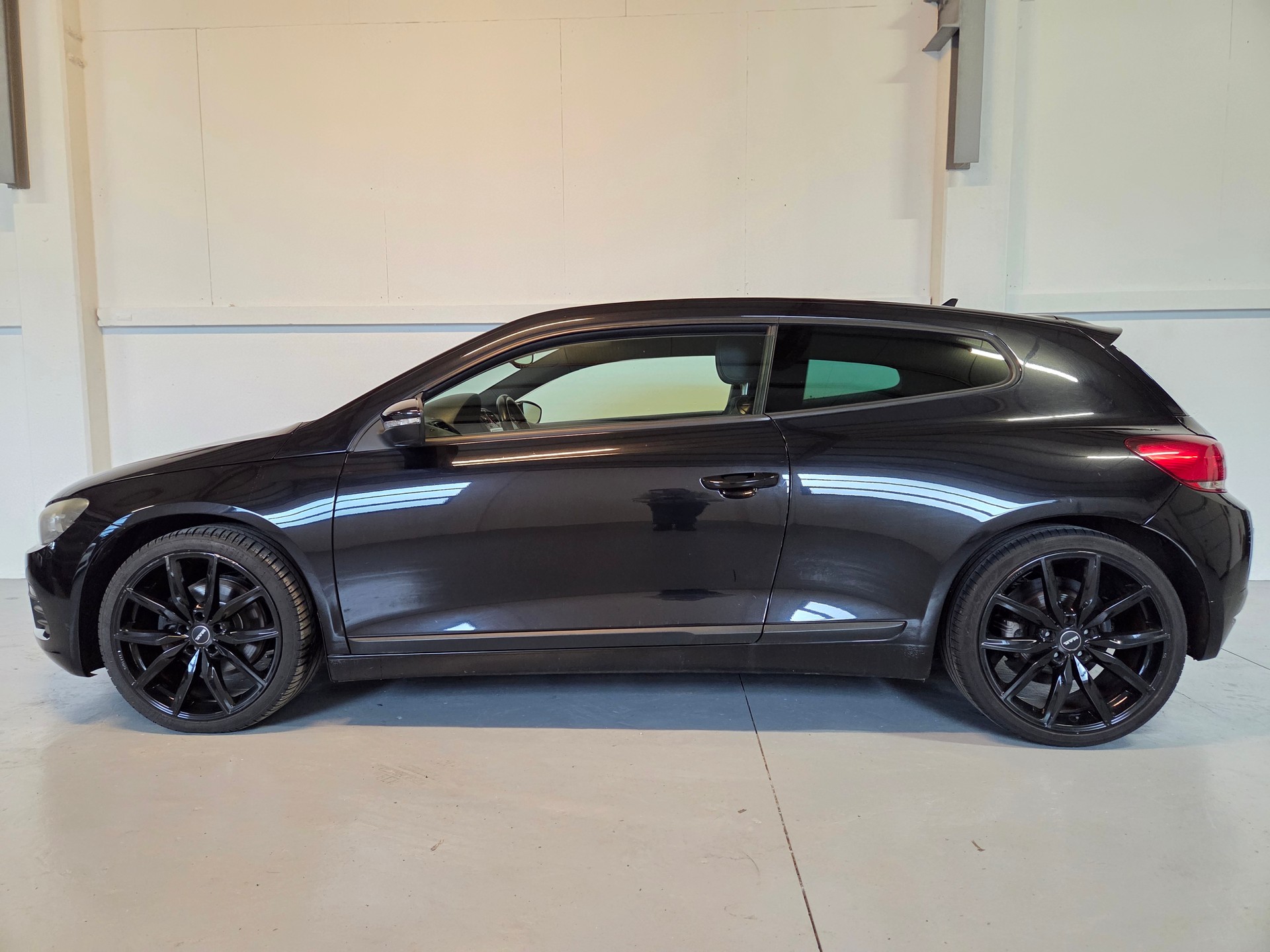 VW Scirocco 2.0 TSI All Black *Stock Valais*-showroom-element-1
