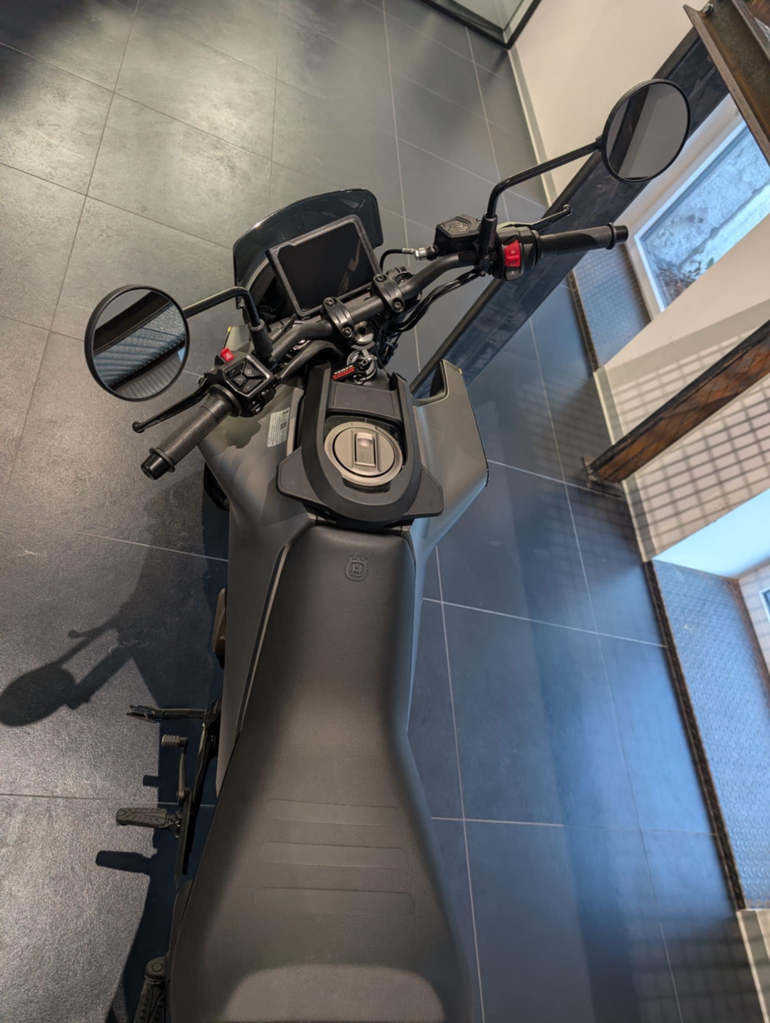 HUSQVARNA SVARTPILEN 401-image-10