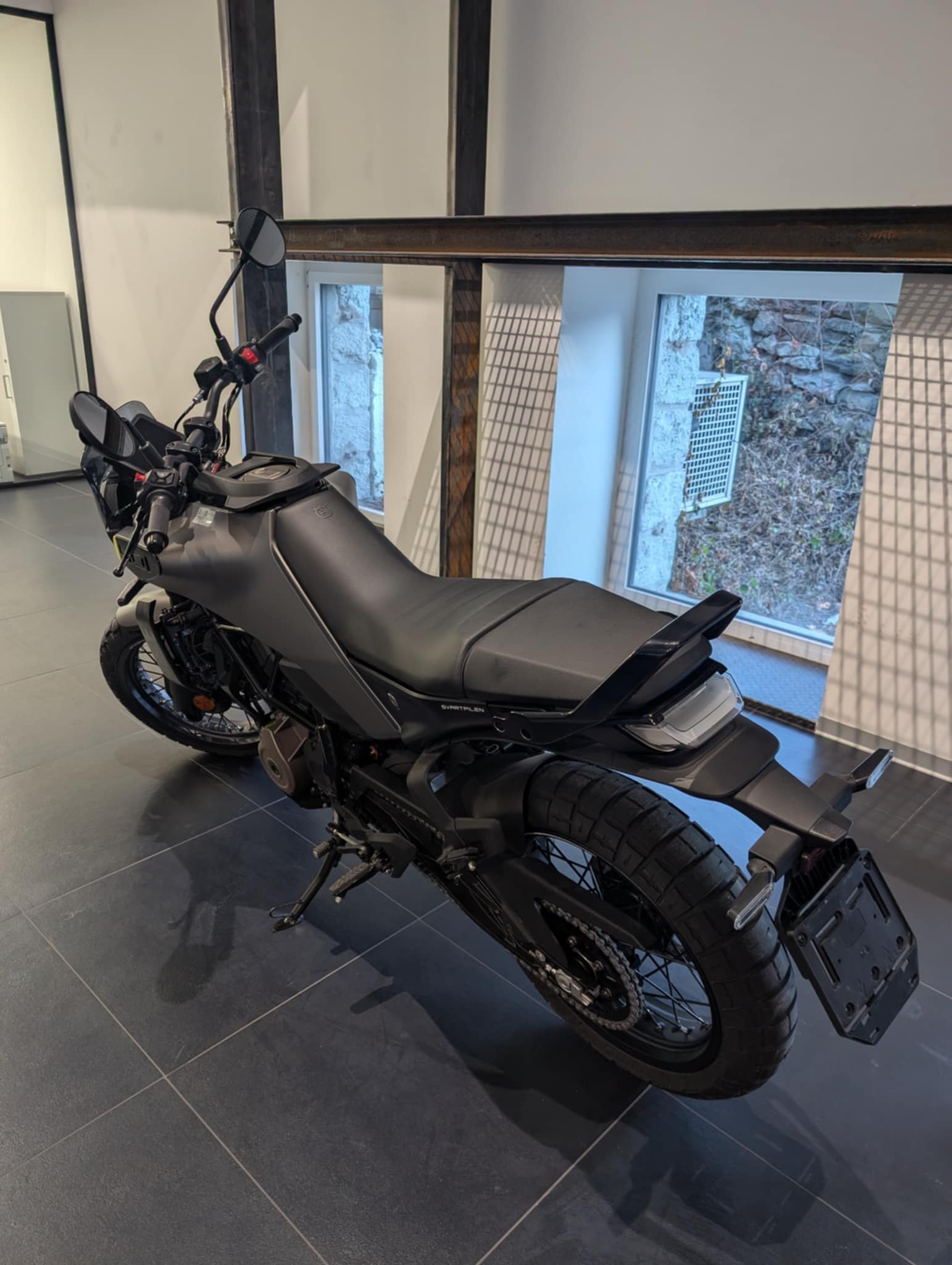 HUSQVARNA SVARTPILEN 401-image-5