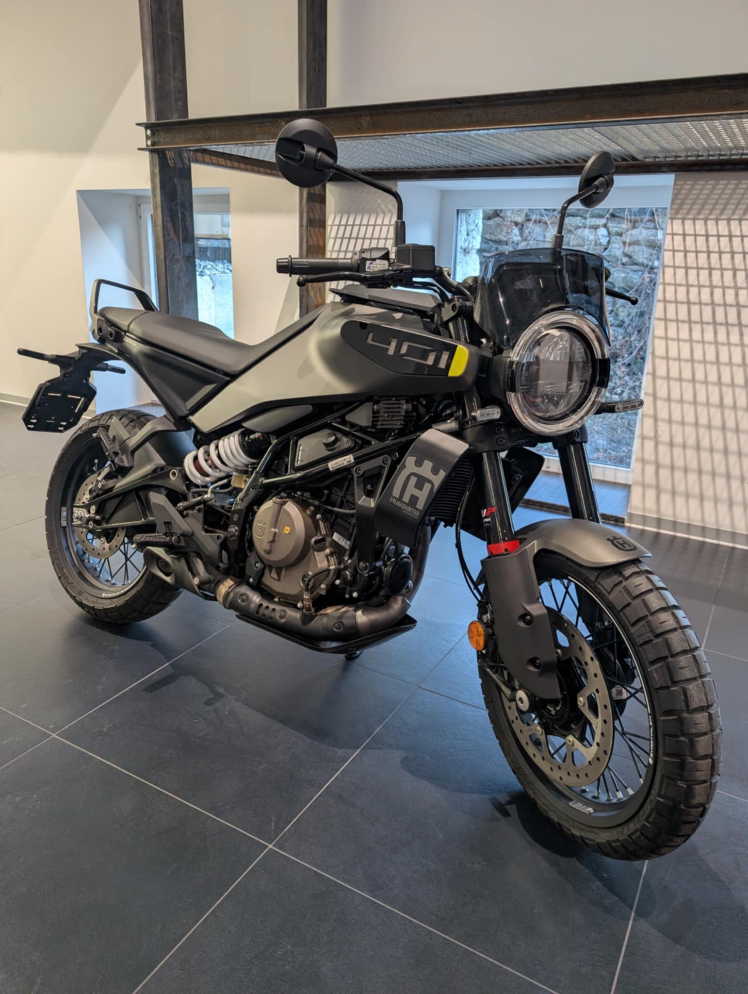 HUSQVARNA SVARTPILEN 401-image-2