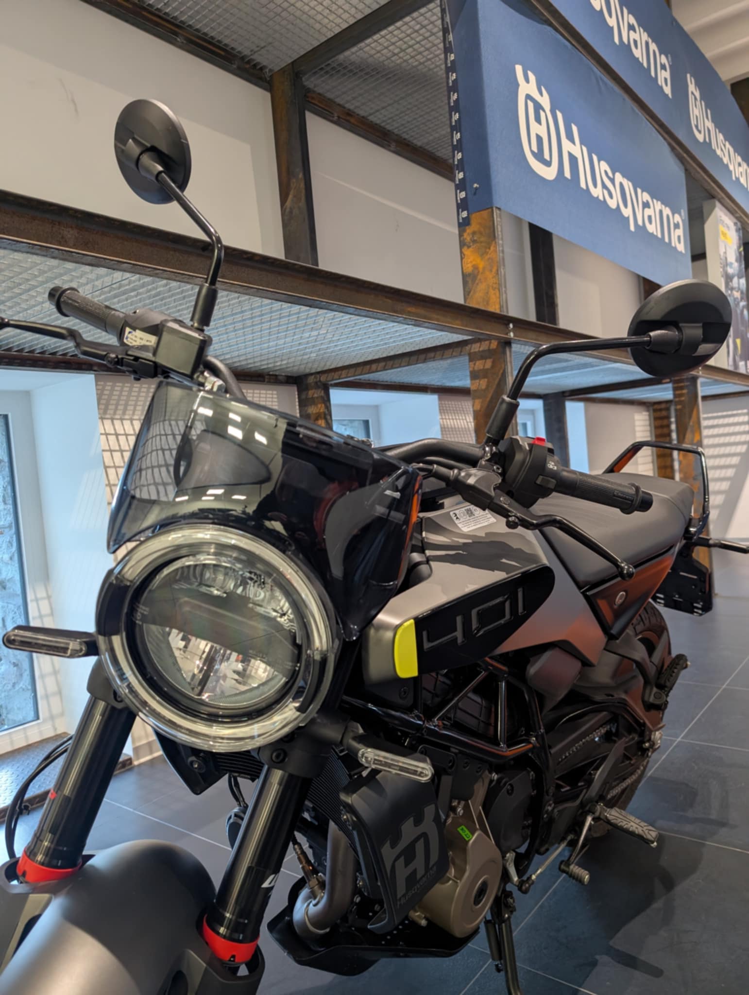 HUSQVARNA SVARTPILEN 401-image-6