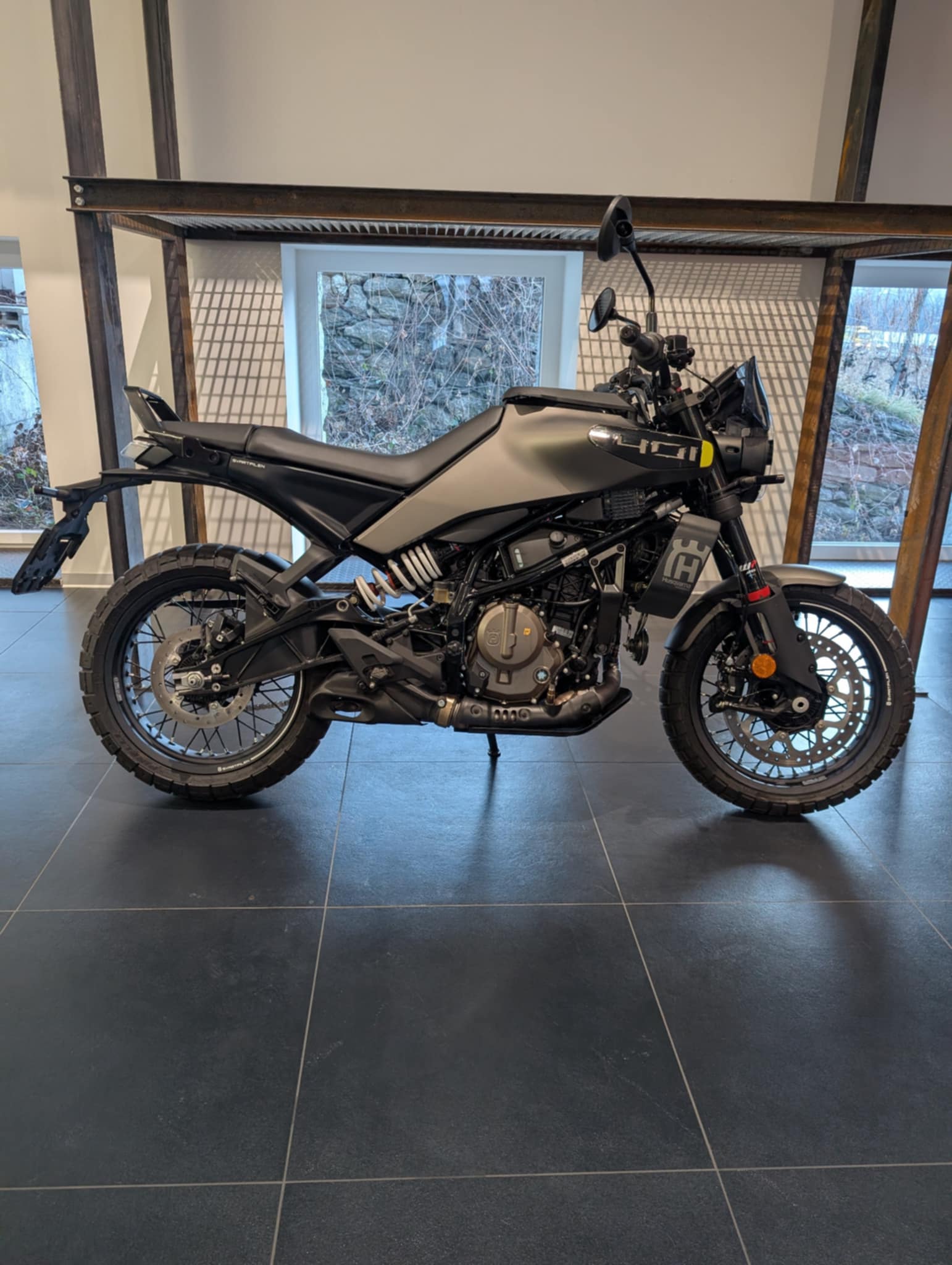 HUSQVARNA SVARTPILEN 401-image-1