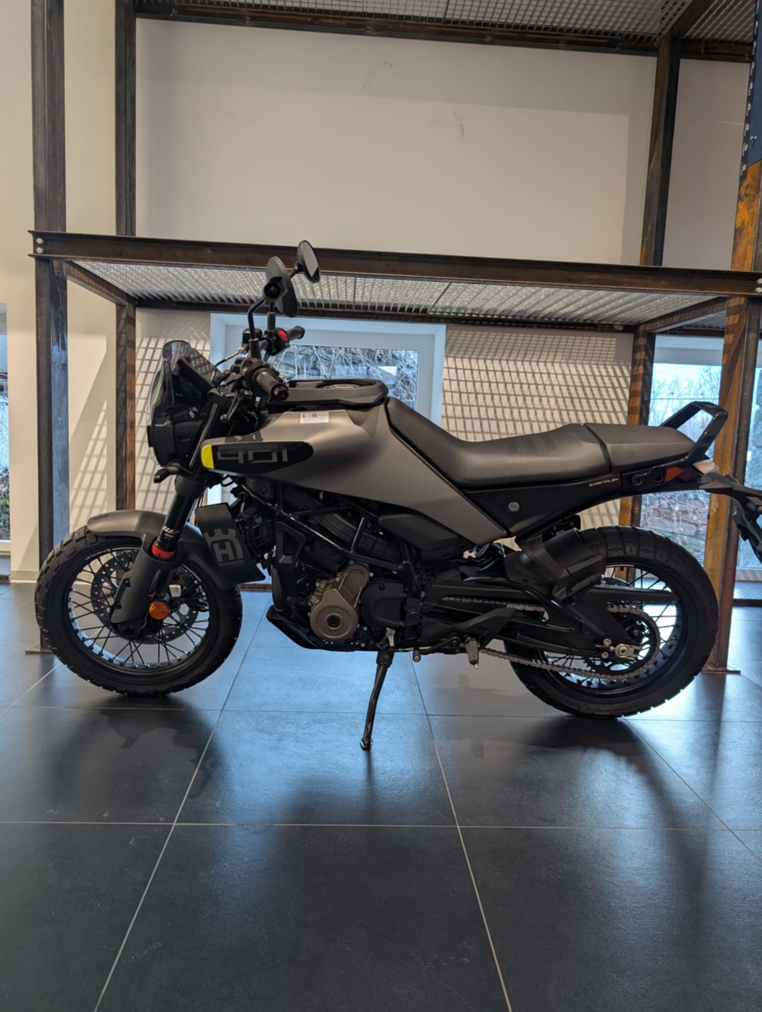 HUSQVARNA SVARTPILEN 401-image-4
