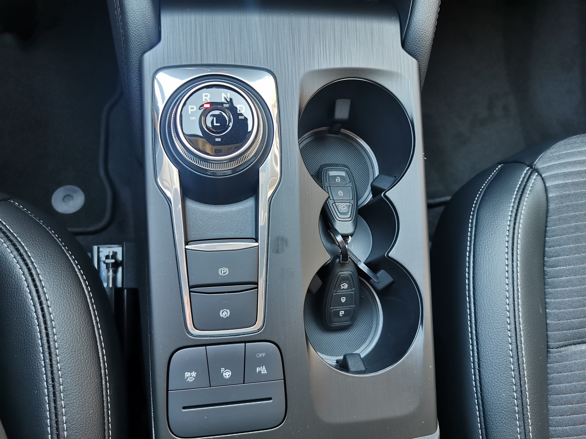 FORD Kuga 2.5 FHEV Titanium X 4WD-image-10