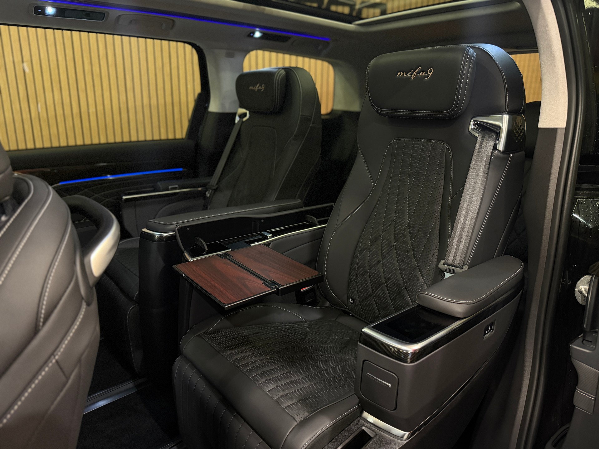 MAXUS Mifa 9 Premium 90kWh *Obsidian Schwarz*-image-7