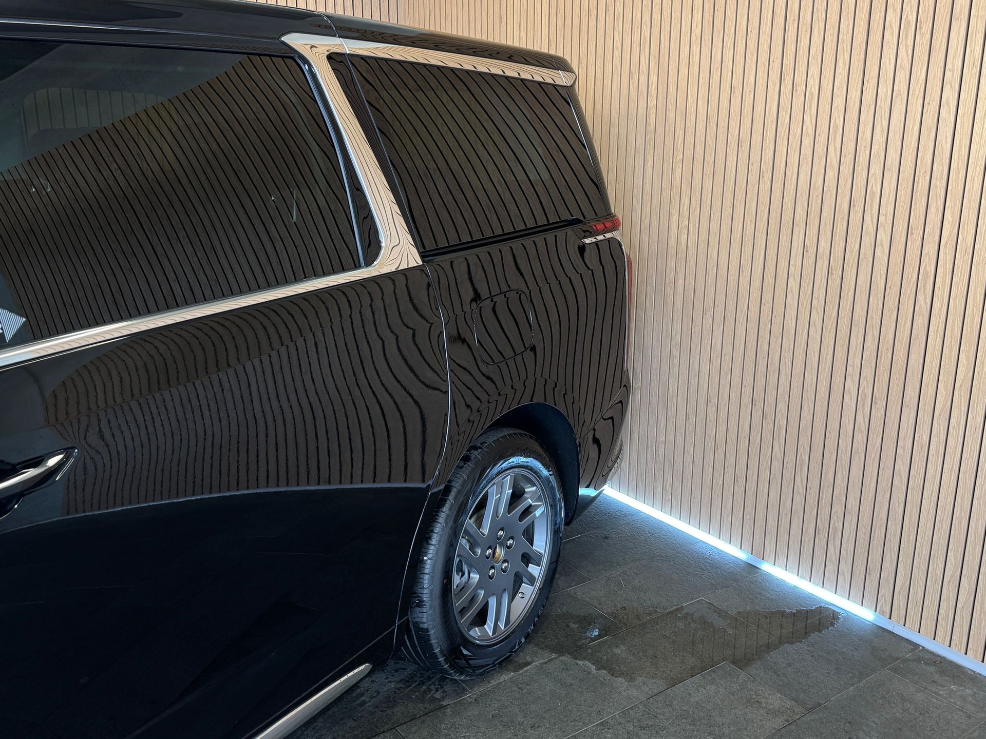 MAXUS Mifa 9 Premium 90kWh *Obsidian Schwarz*-image-5