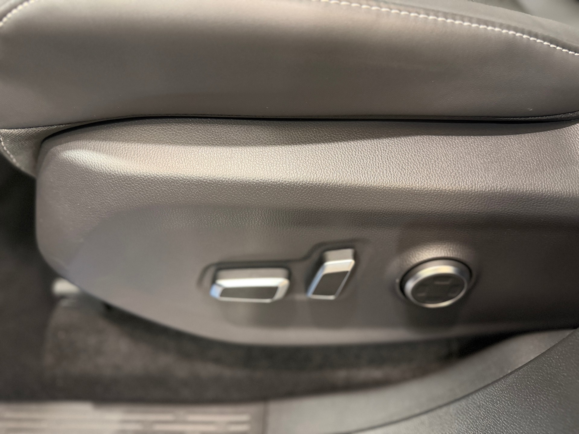 MAXUS Mifa 9 Premium 90kWh *Obsidian Schwarz*-image-21