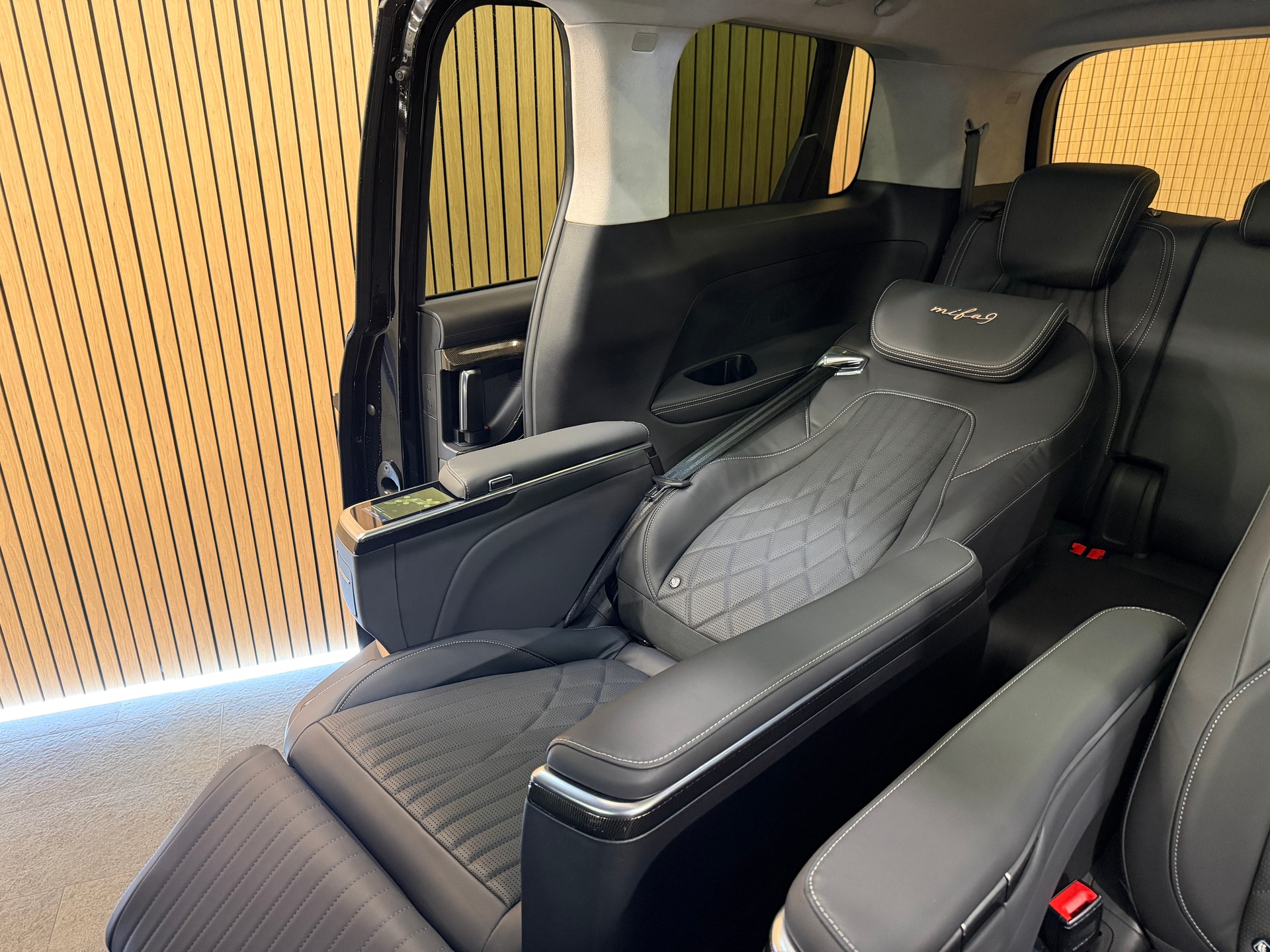 MAXUS Mifa 9 Premium 90kWh *Obsidian Schwarz*-image-8