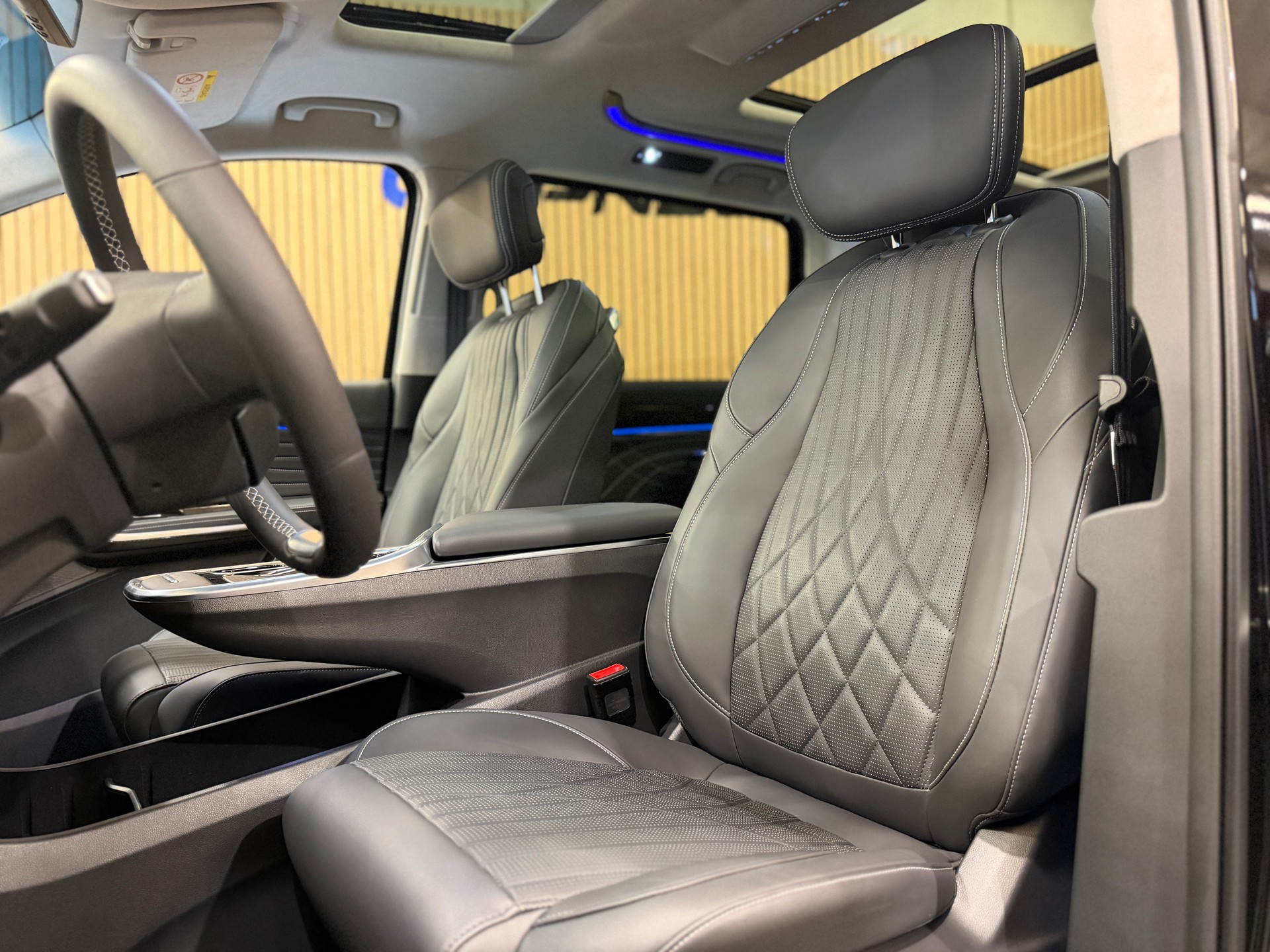 MAXUS Mifa 9 Premium 90kWh *Obsidian Schwarz*-image-11