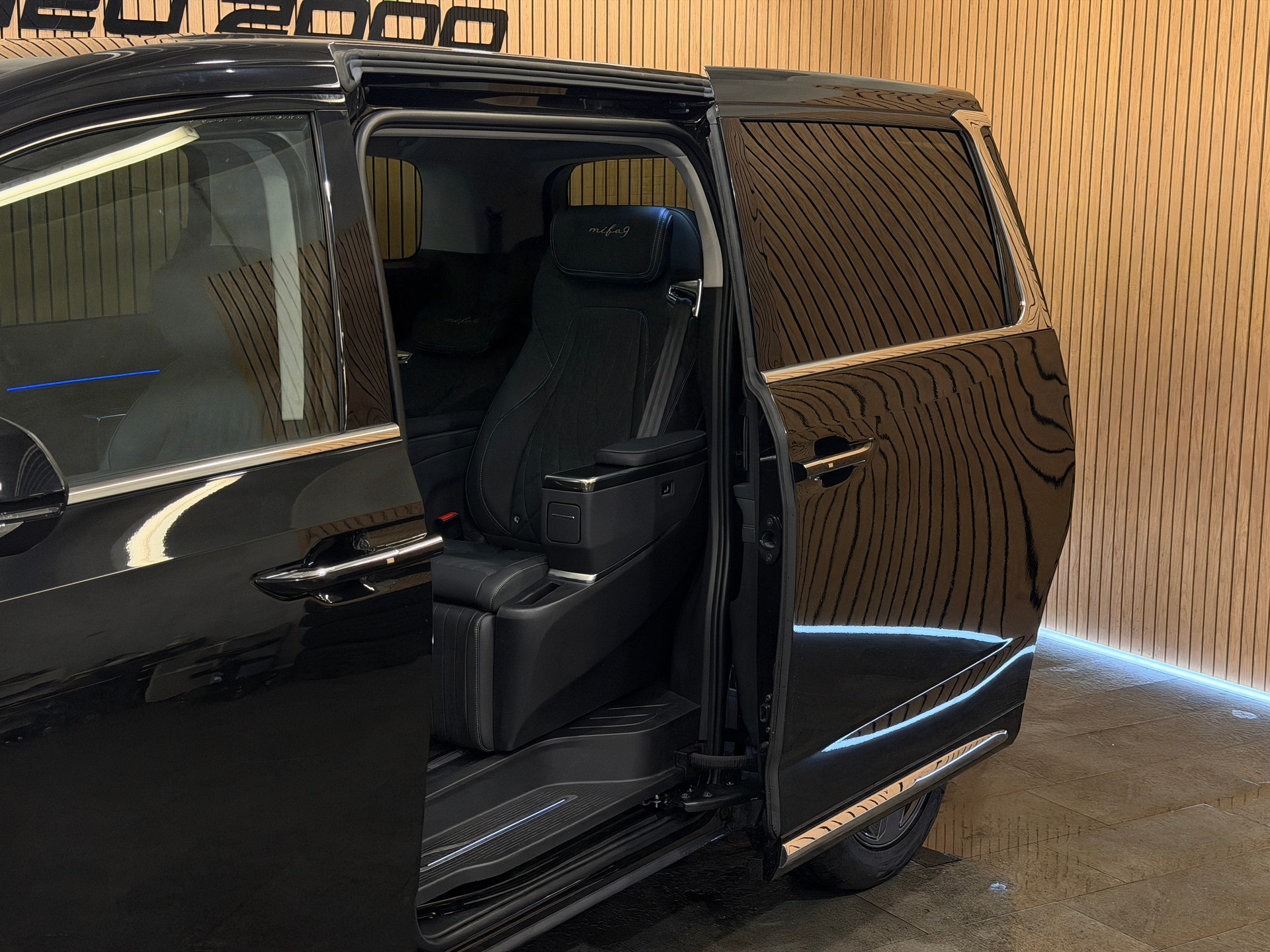 MAXUS Mifa 9 Premium 90kWh *Obsidian Schwarz*-image-26