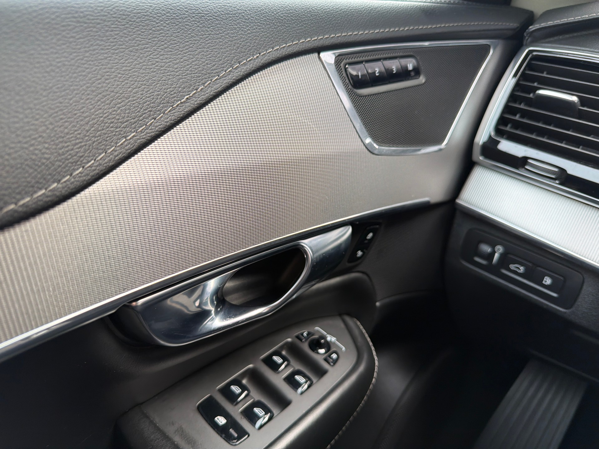 VOLVO XC90 T8 AWD Inscription Geartronic-image-16