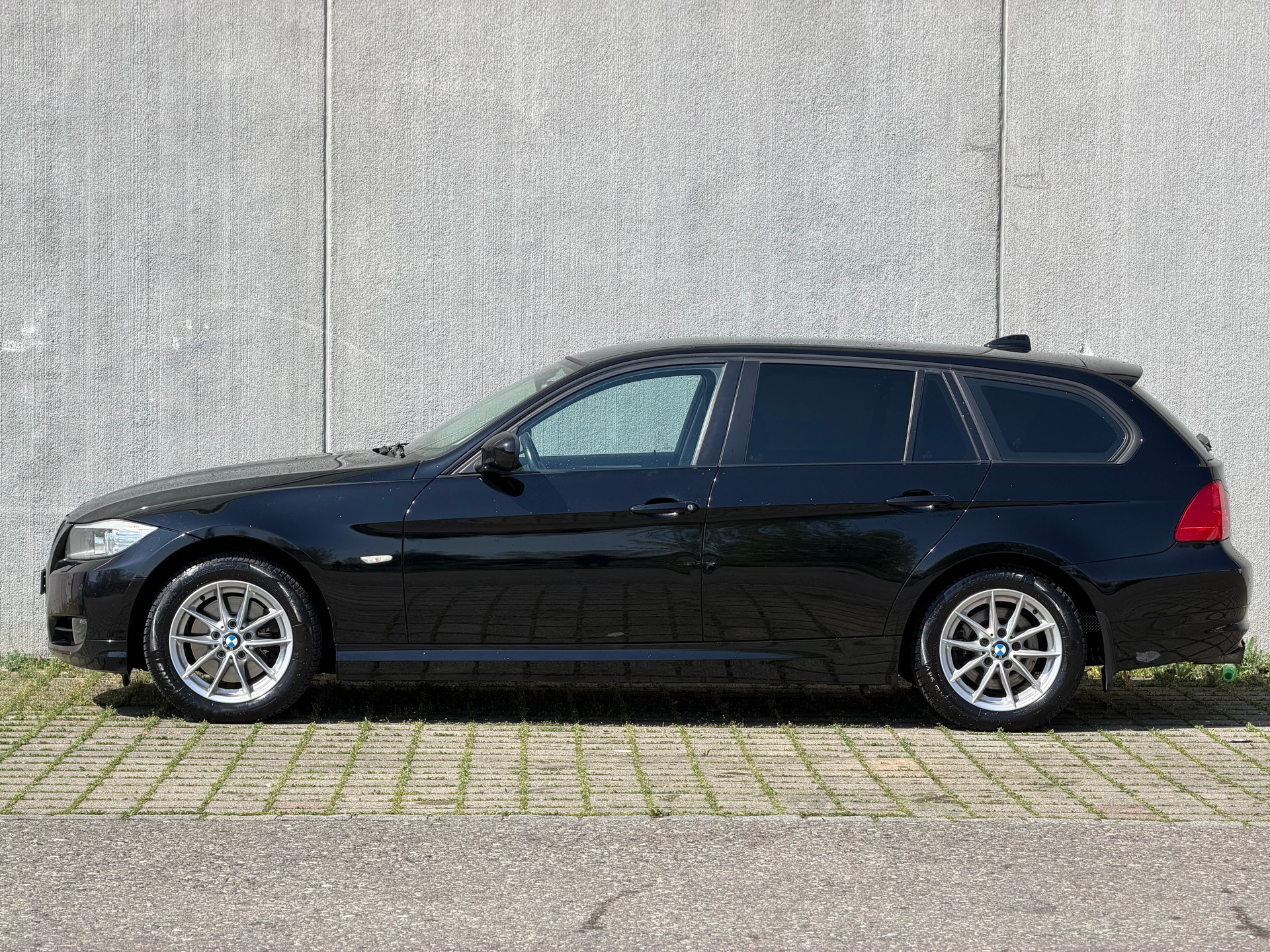BMW 320d Touring Dynamic Edition Steptronic-image-2