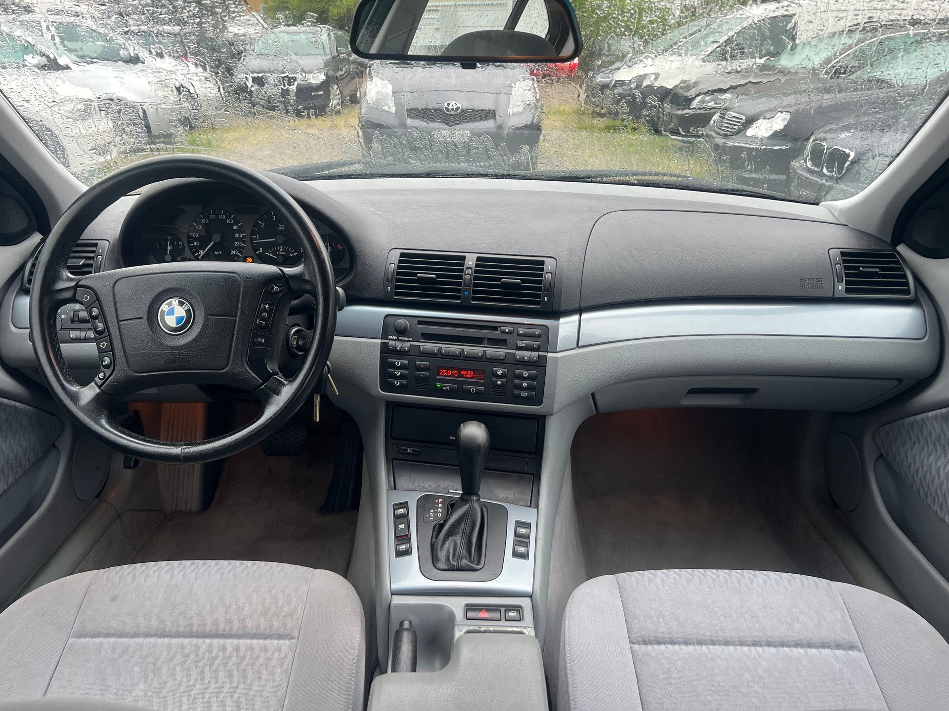BMW 323i-image-6