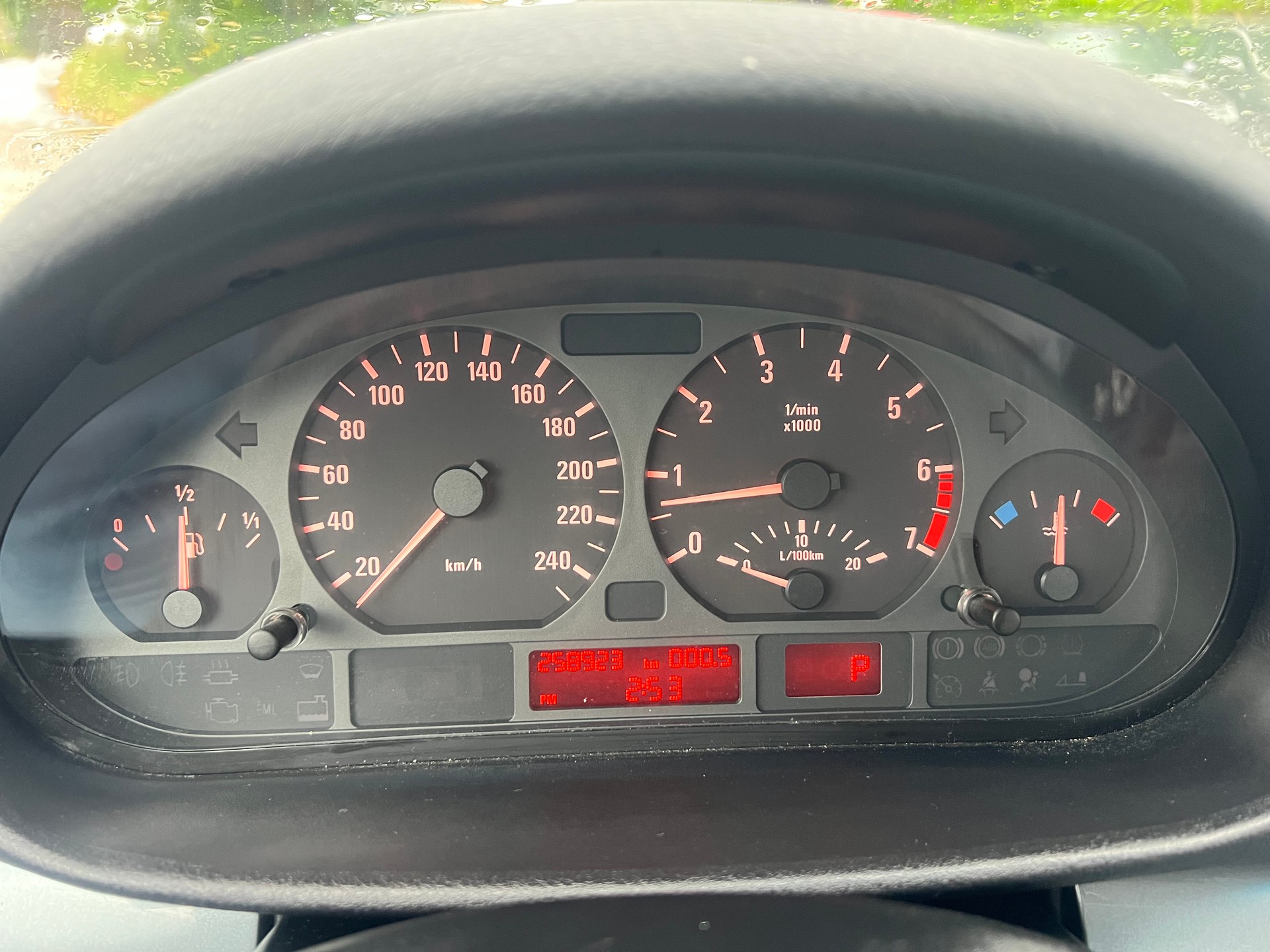 BMW 323i-image-9