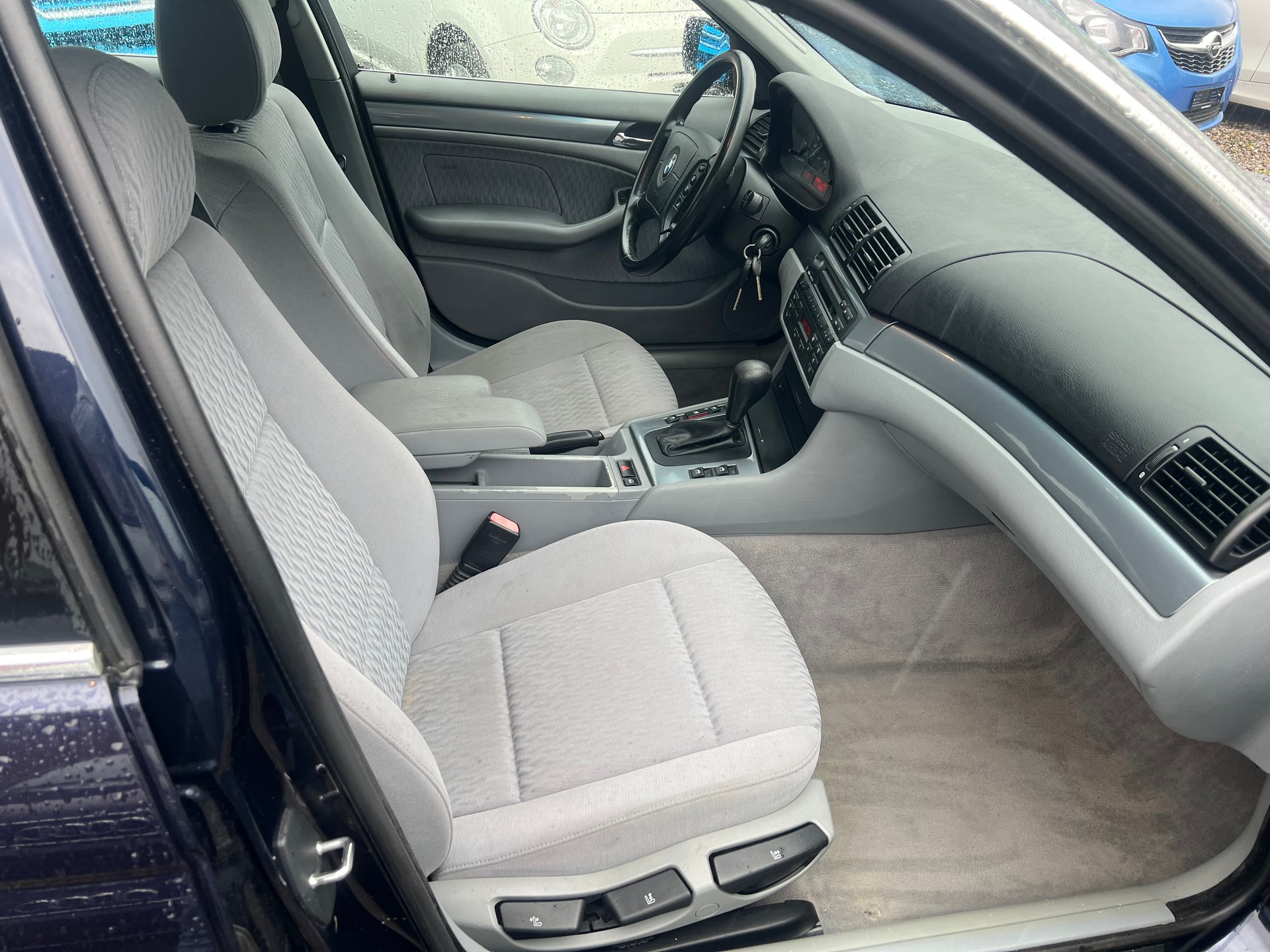 BMW 323i-image-7