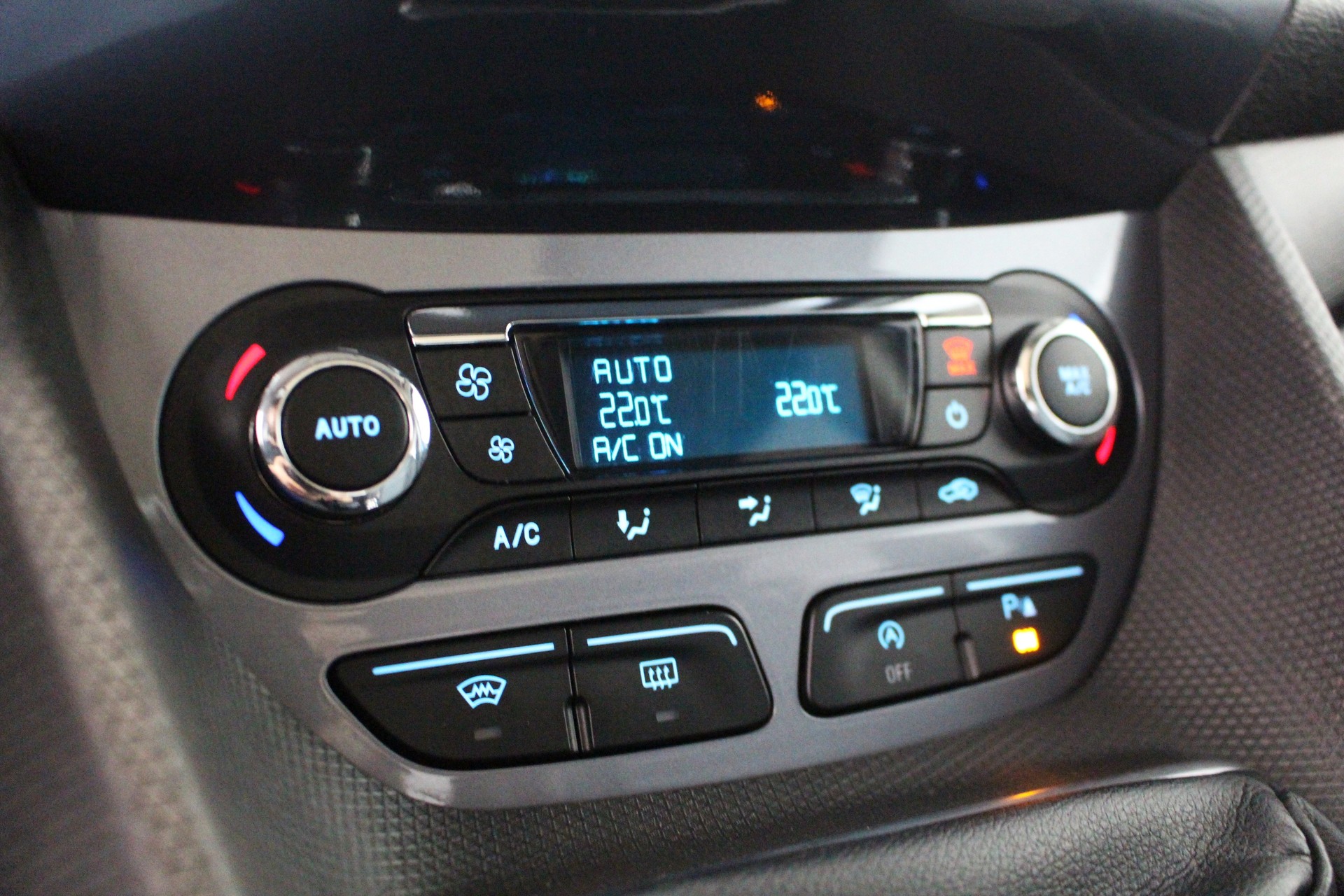FORD Tourneo Connect 1.0 EcoB 100 Titanium-image-18