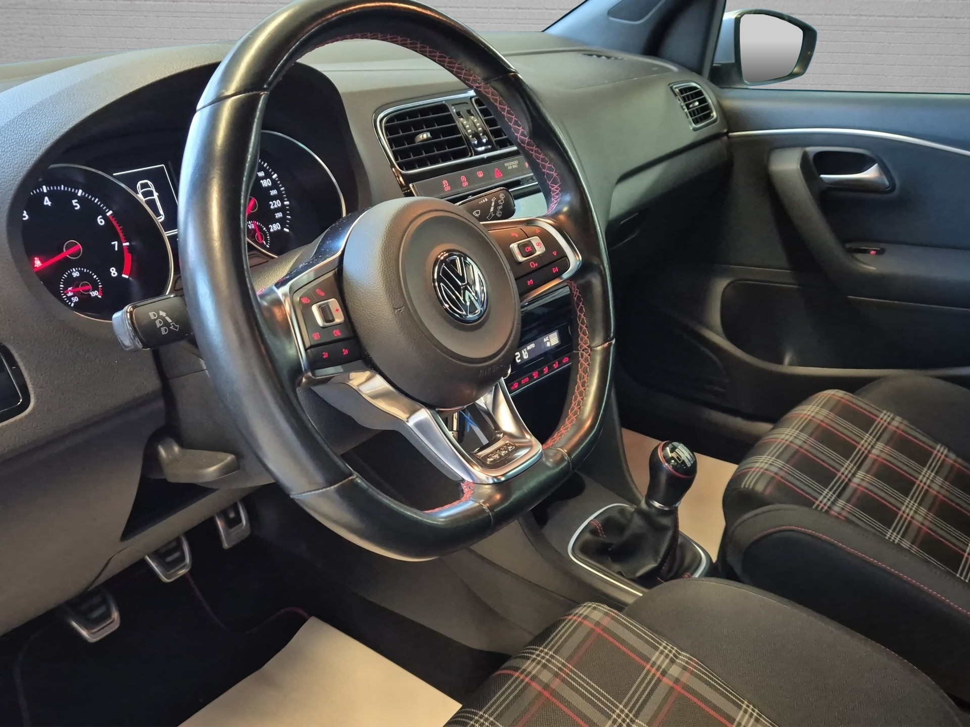 VW Polo 1.8 TSI GTI-image-18