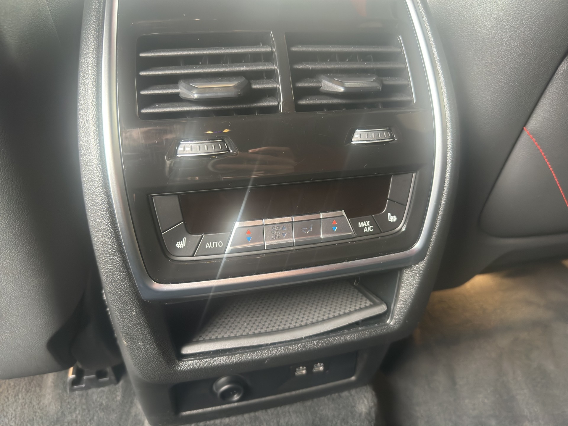 BMW XM xDrive PHEV Label (CH) INDIVIDUAL M Driver's Package-image-23