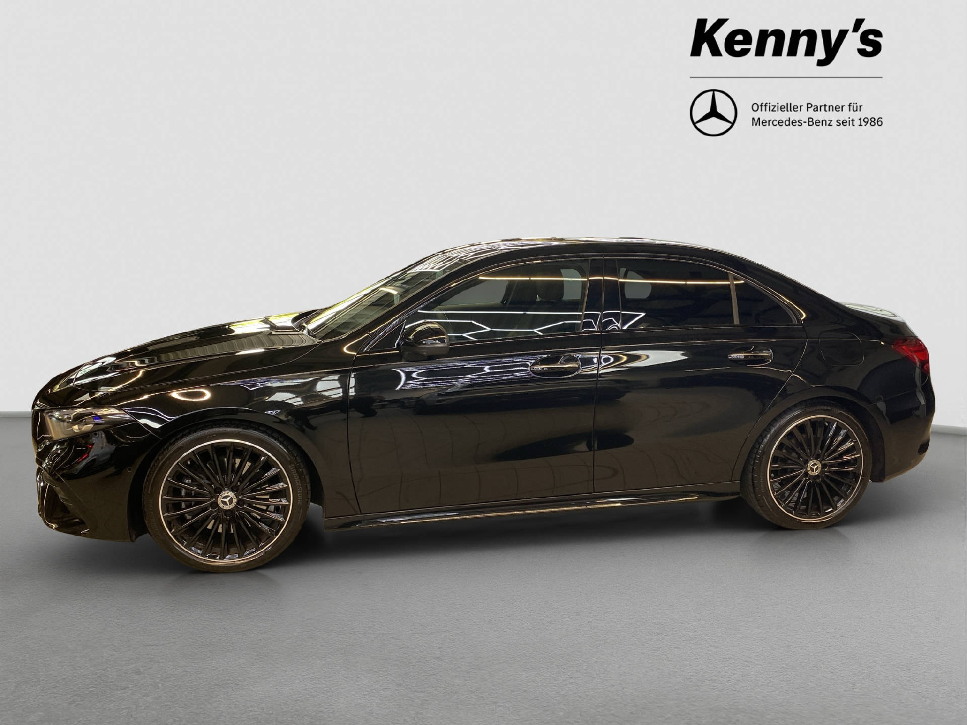 MERCEDES-BENZ A 220 AMG Line Limousine 4MATIC-showroom-element-2