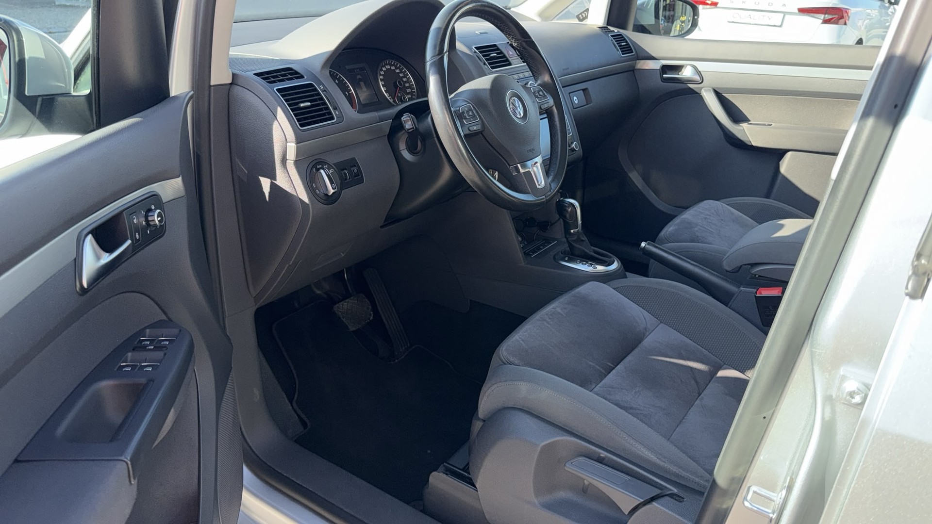 VW Touran 1.6 TDI BlueMotion Technology Highline DSG-image-15