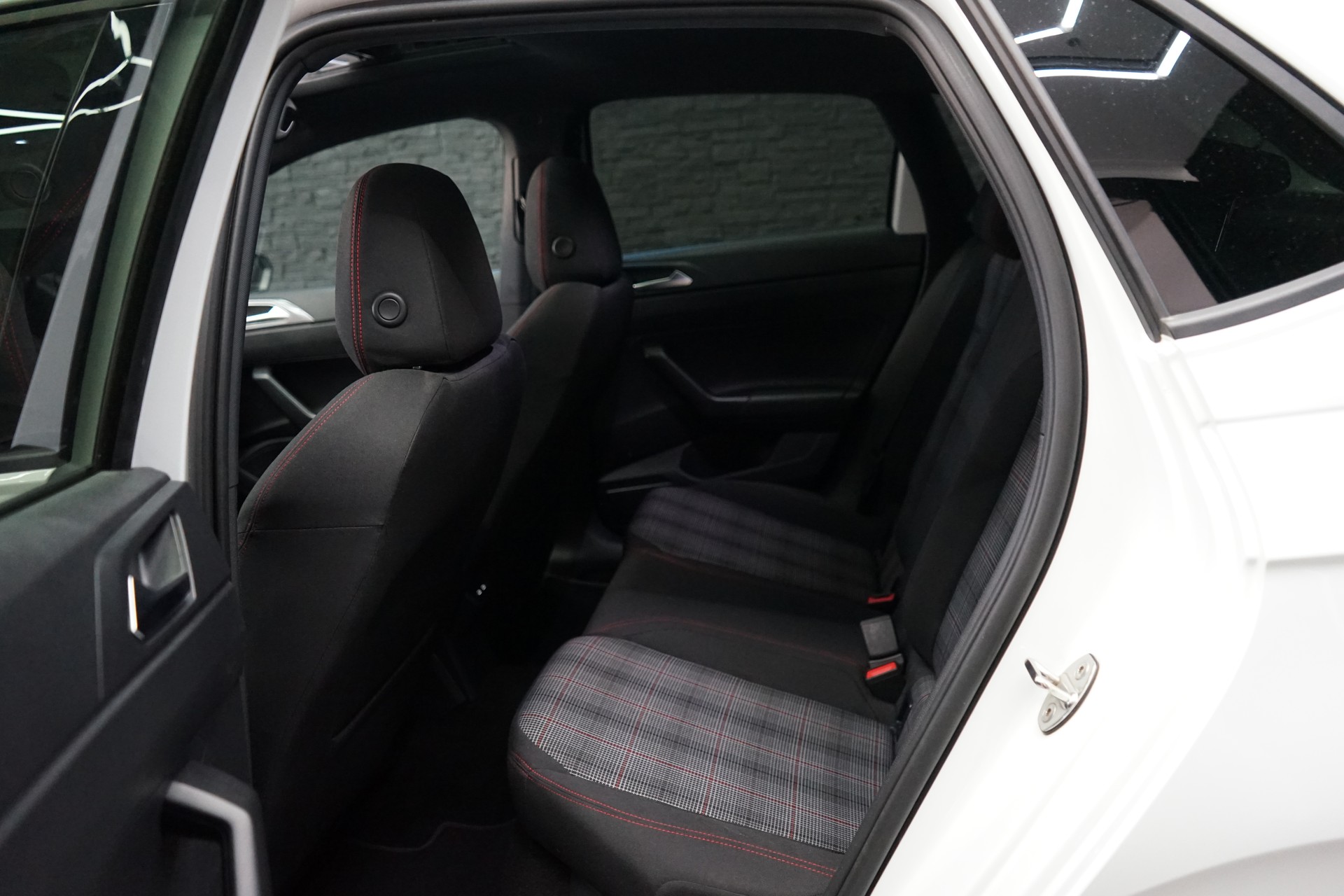 VW Polo 2.0 TSI GTI DSG-image-15