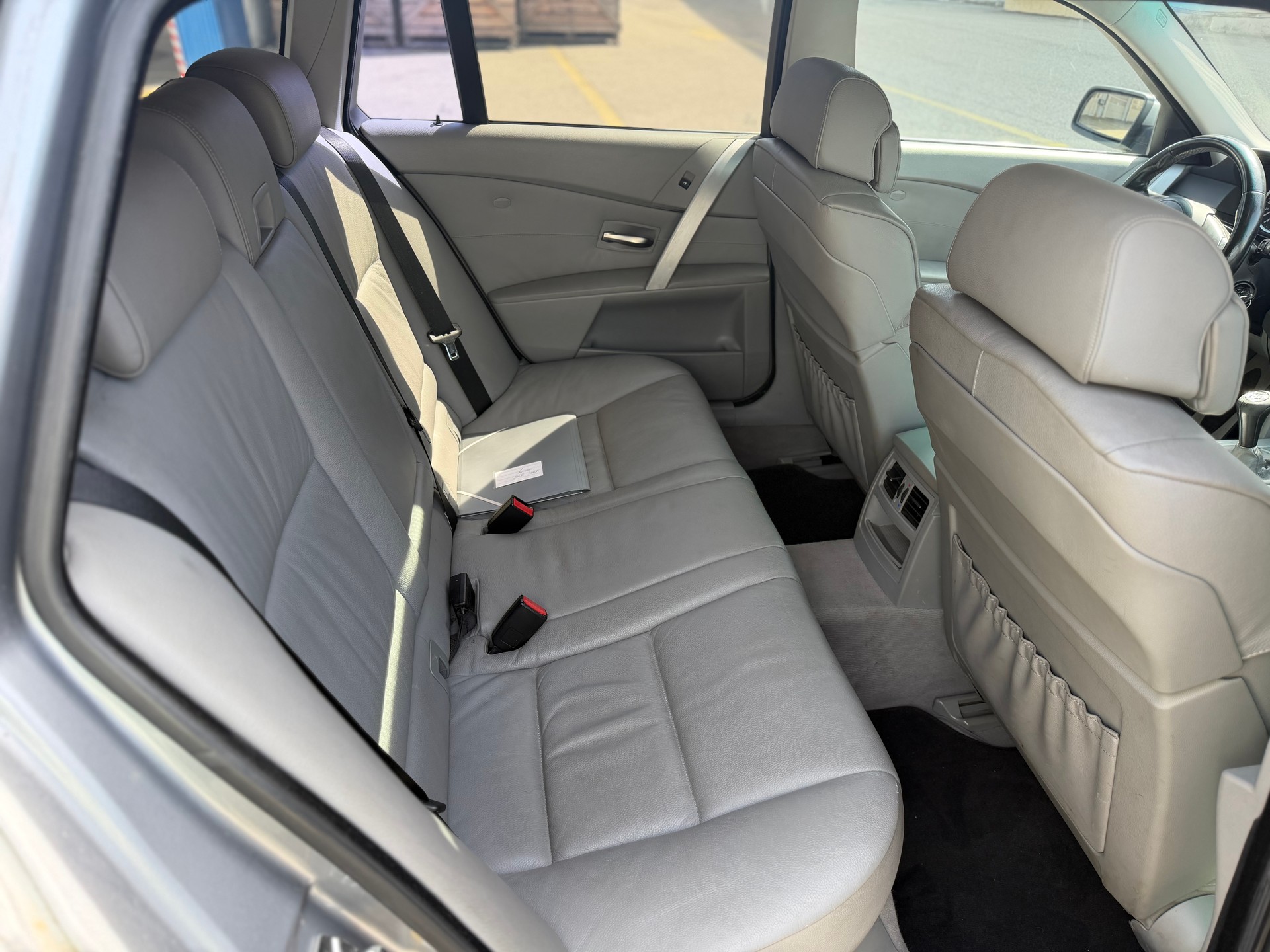 BMW 545i Touring-image-10
