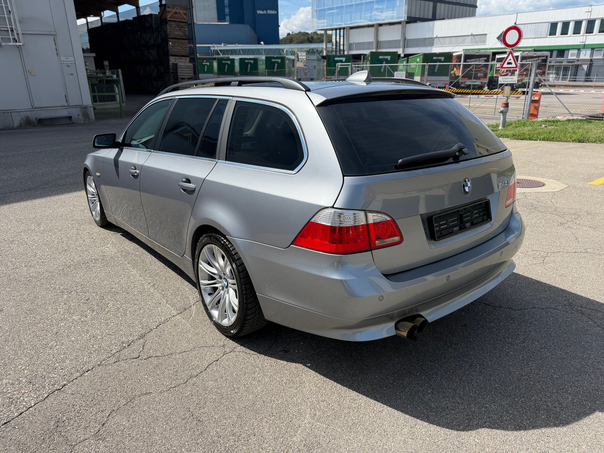 BMW 545i Touring-showroom-element-2