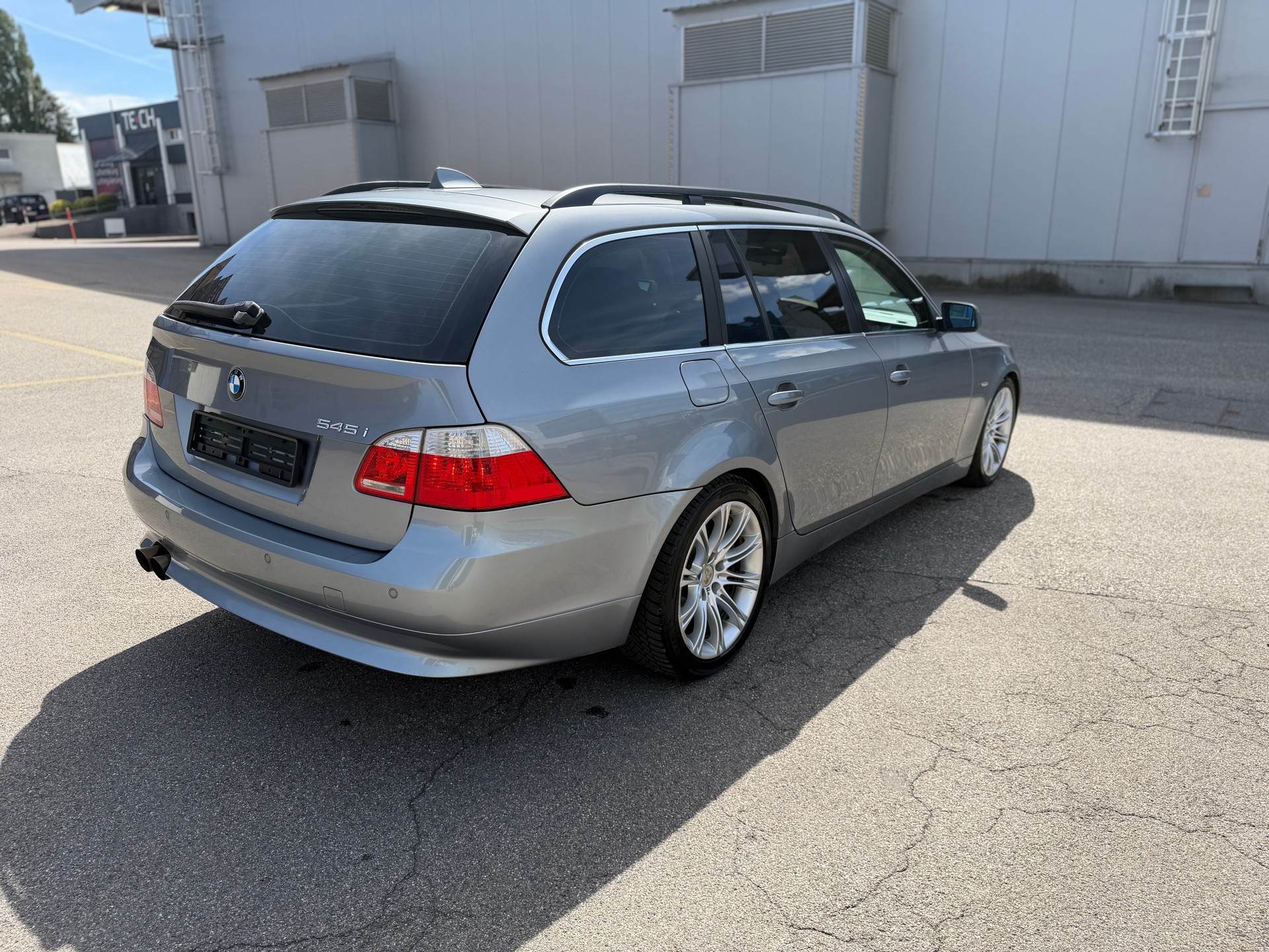 BMW 545i Touring-showroom-element-3