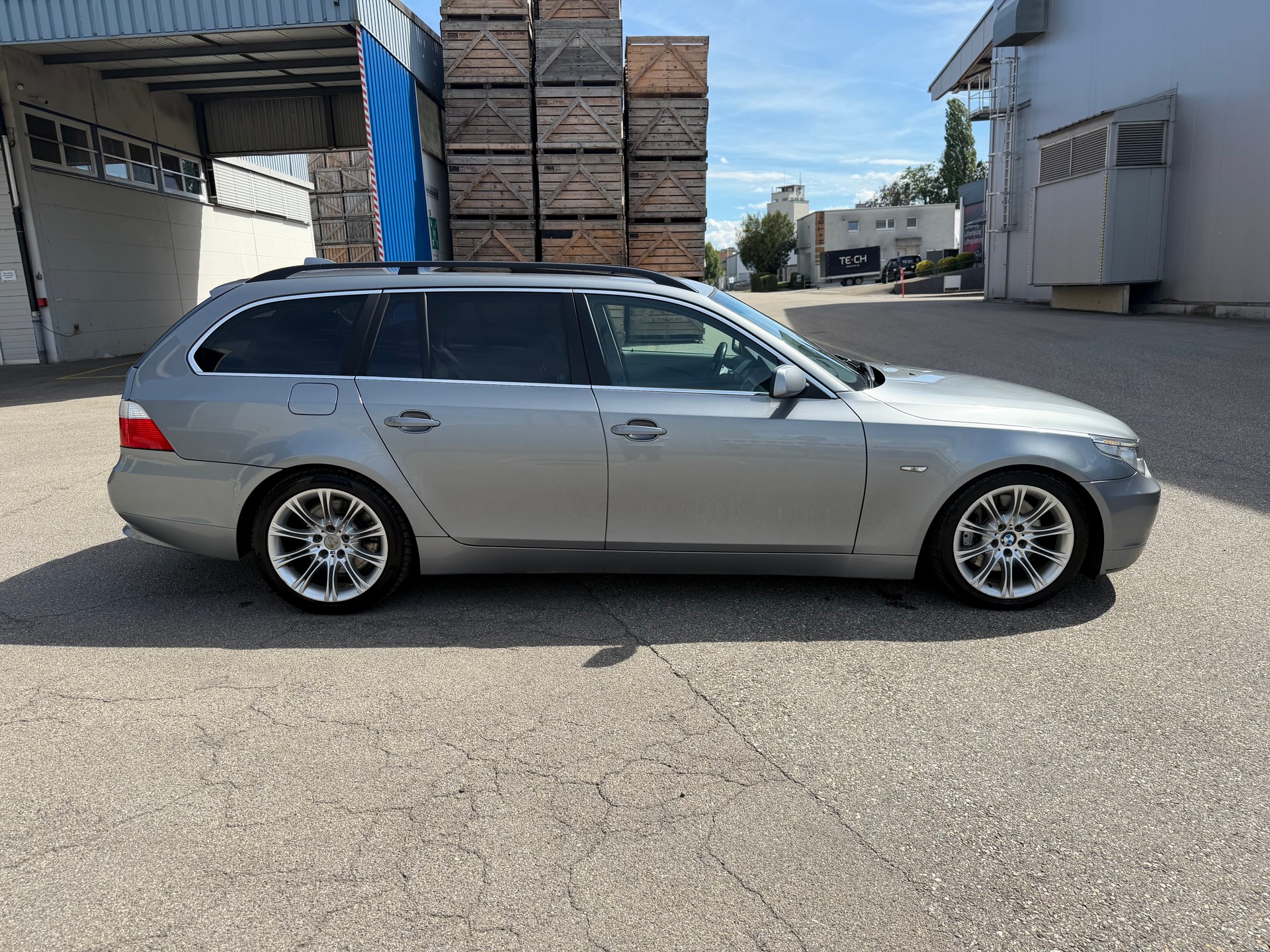 BMW 545i Touring-image-4