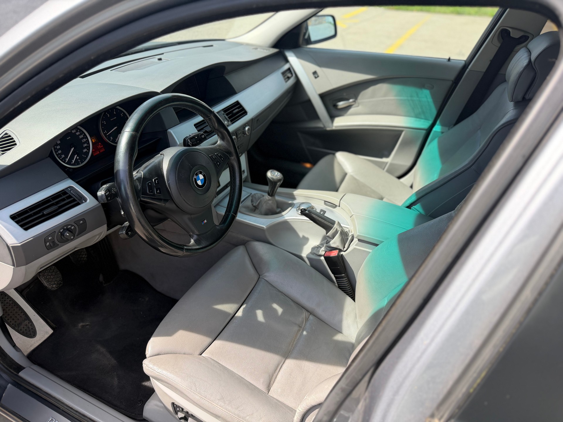 BMW 545i Touring-image-7
