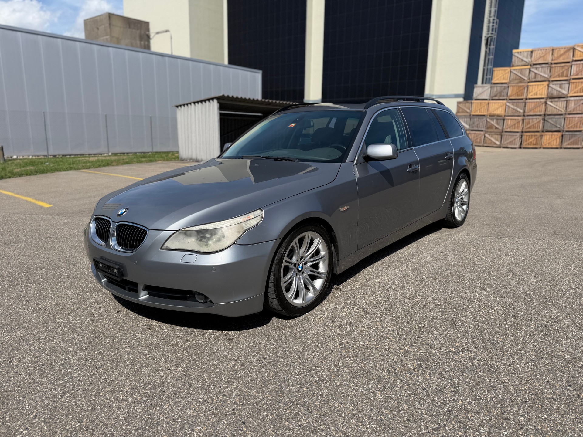 BMW 545i Touring-showroom-element-1