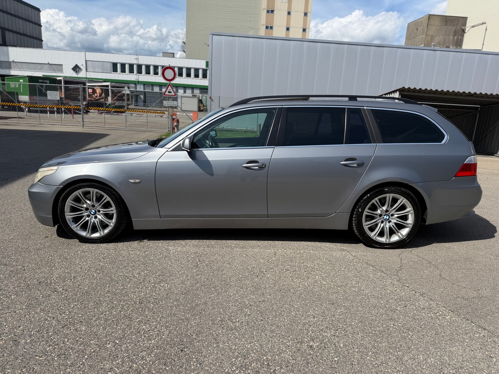 BMW 545i Touring-image-5