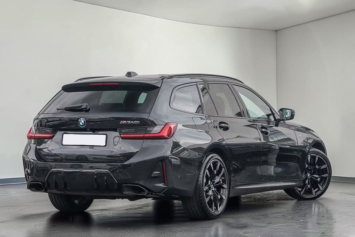 BMW M340i xDrive 48V Touring Steptronic-showroom-element-1