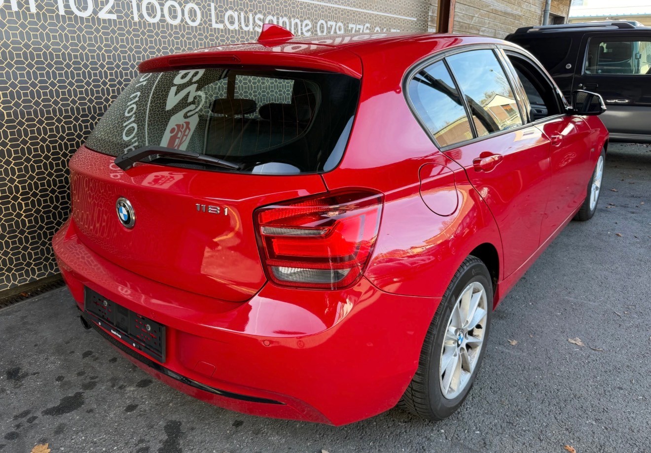 BMW 118i Sport Line-showroom-element-3
