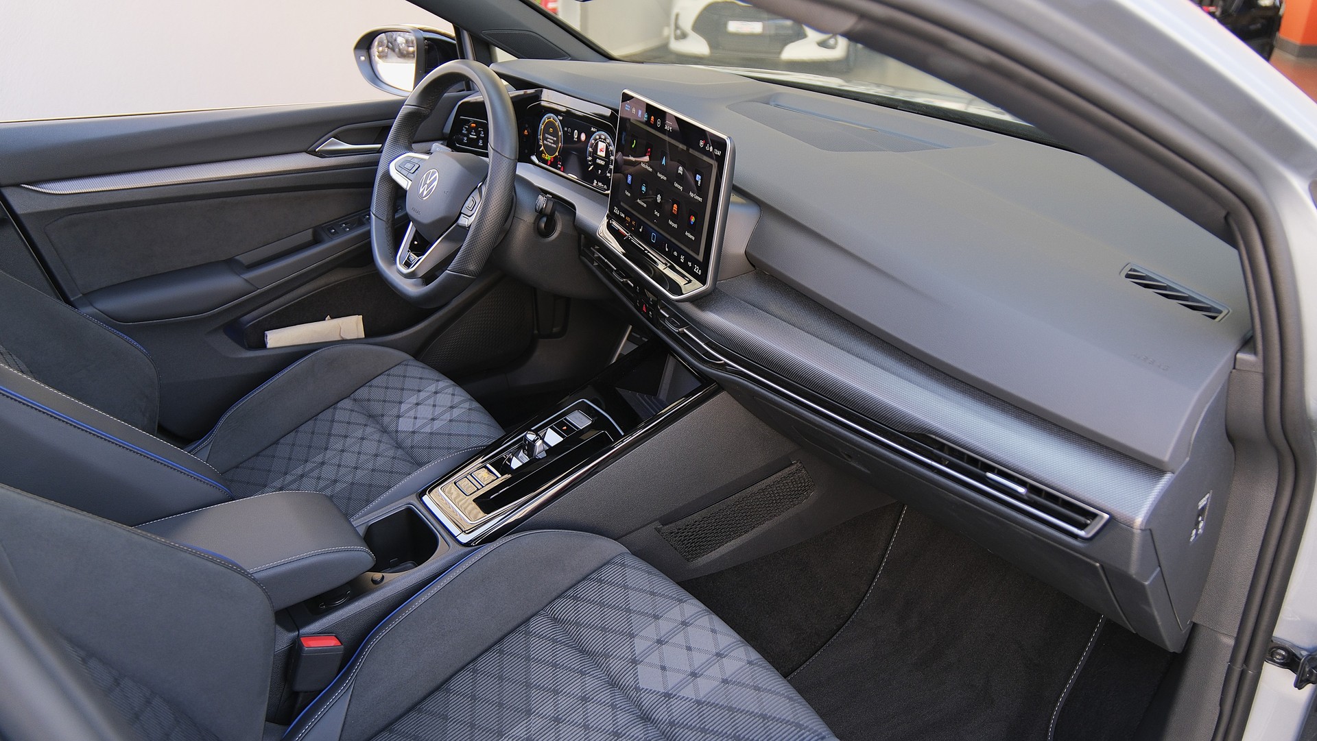 VW Golf 1.5 e TSI mHEV R-Line DSG " Black Style "-image-16