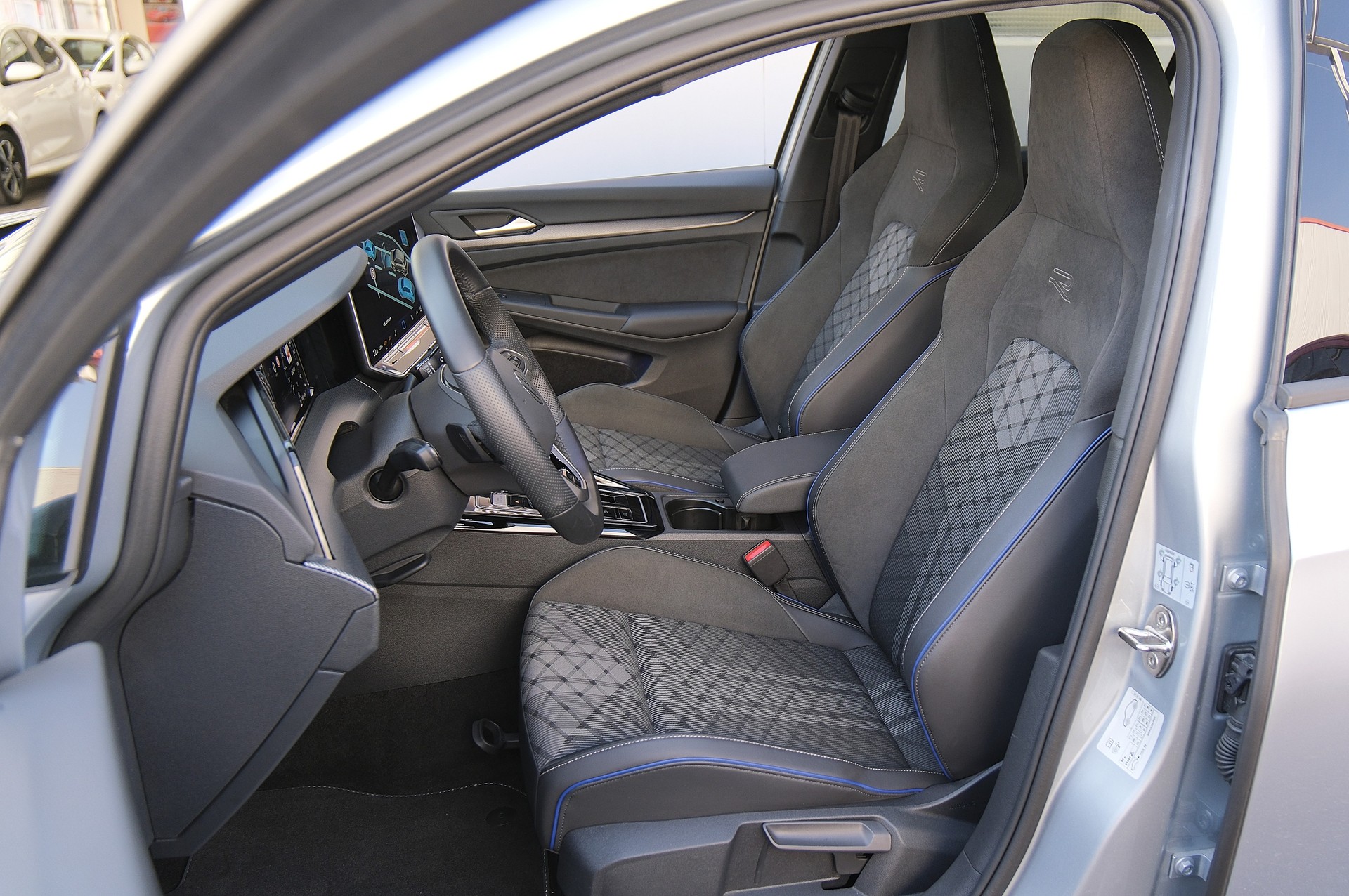 VW Golf 1.5 e TSI mHEV R-Line DSG " Black Style "-showroom-element-3