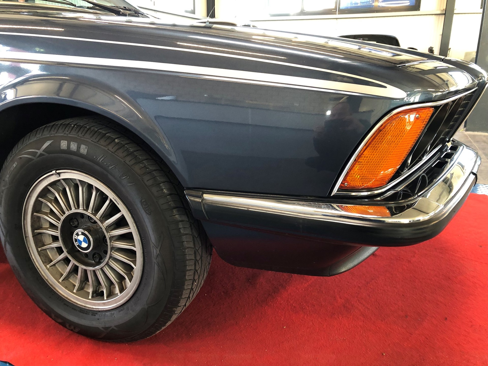 BMW 633 CSI-showroom-element-1