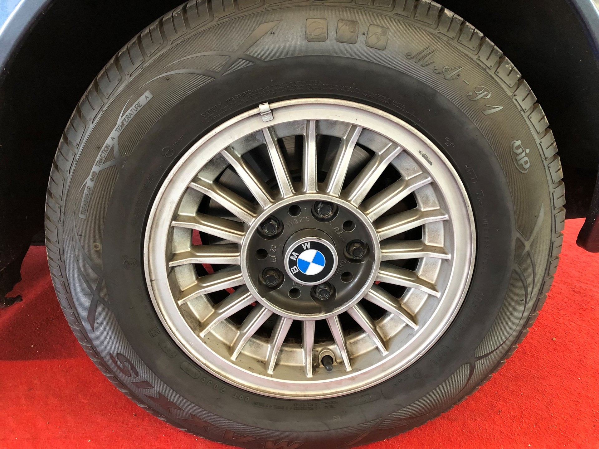 BMW 633 CSI-showroom-element-2