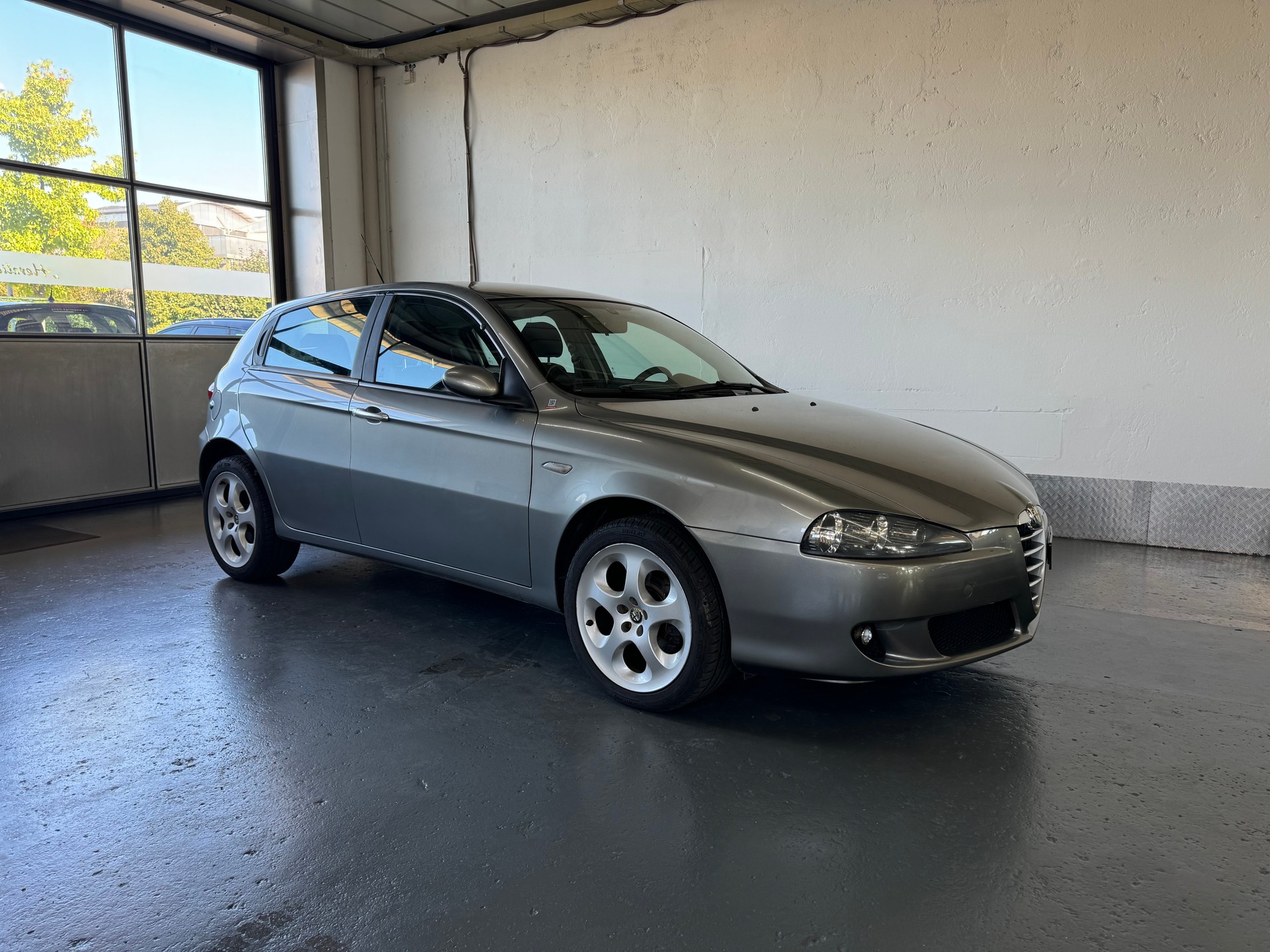 ALFA ROMEO 147 1.6 TS 16V Distinctive-showroom-element-1